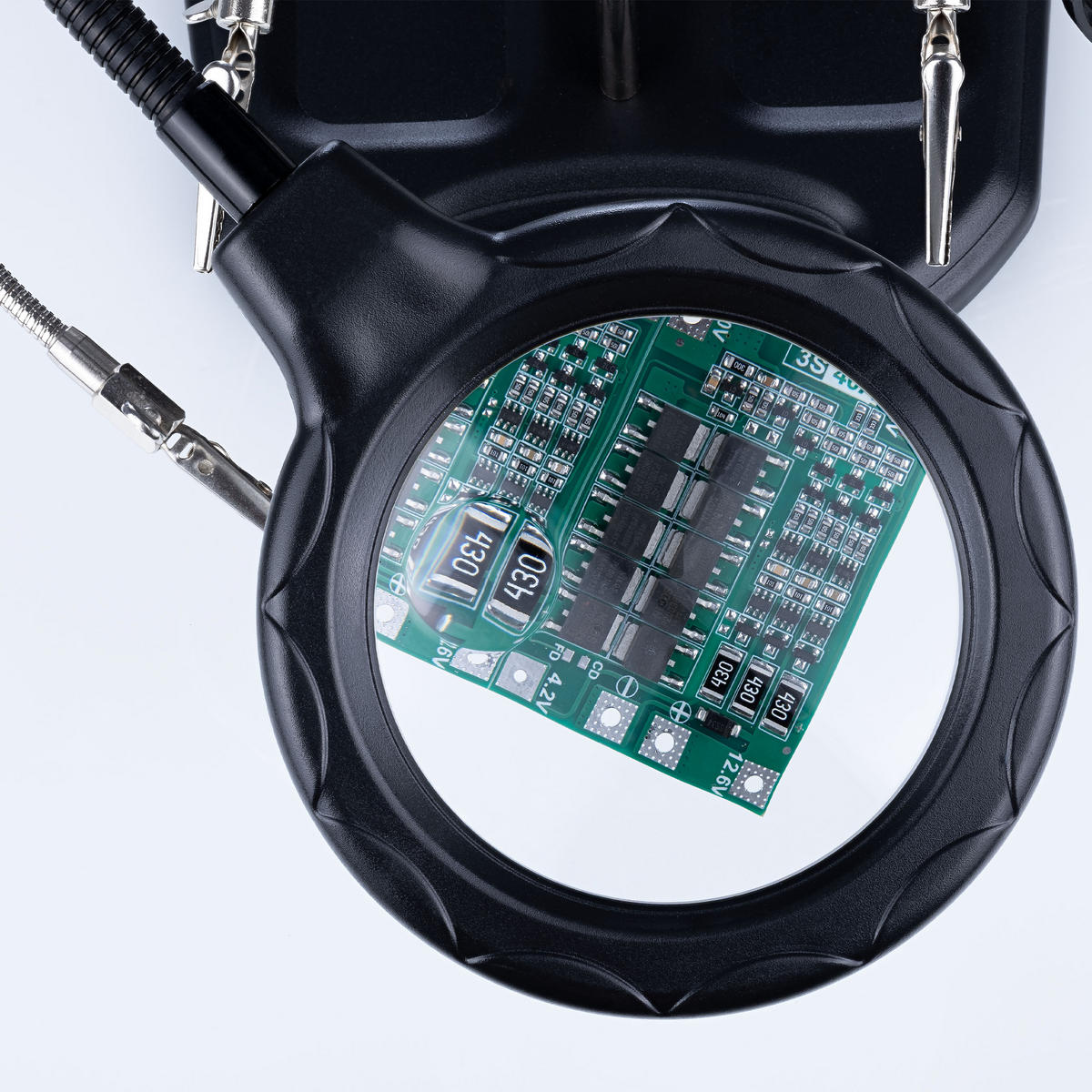 HALTER TE-802 - Dritte Hand mit Lupe, Lötkolbenhalter, Lötzinnbehälter, LED dimmbar, Ø85 mm, 2,5x/4x, USB/4x AA - Multicolor, Kunststoff/Metall (18/20/19cm)