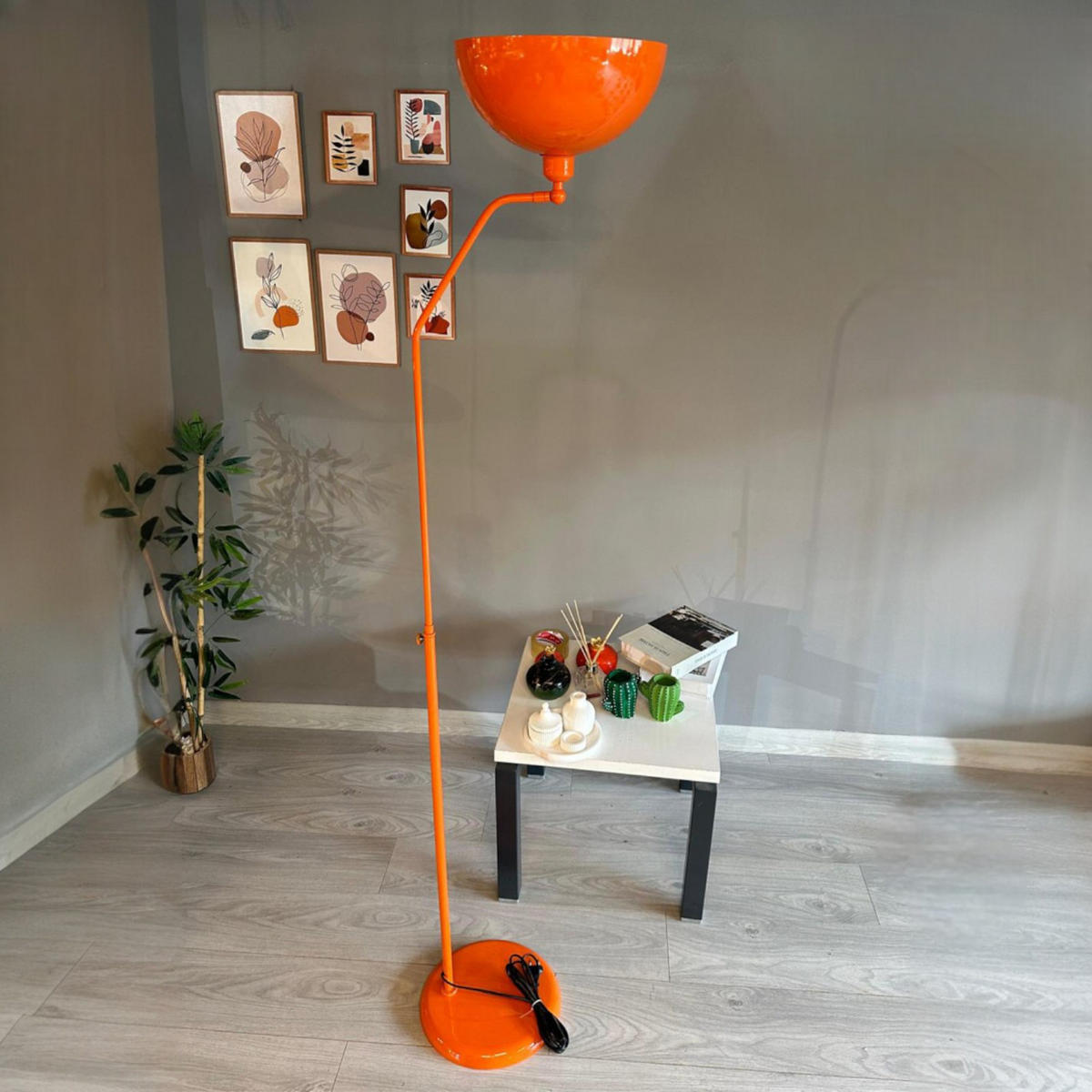 STEHLAMPE Helvik aus Metall mit E27, verstellbarer Lampenschirm - Orange, Metall (37/37/170cm) - Bamyum