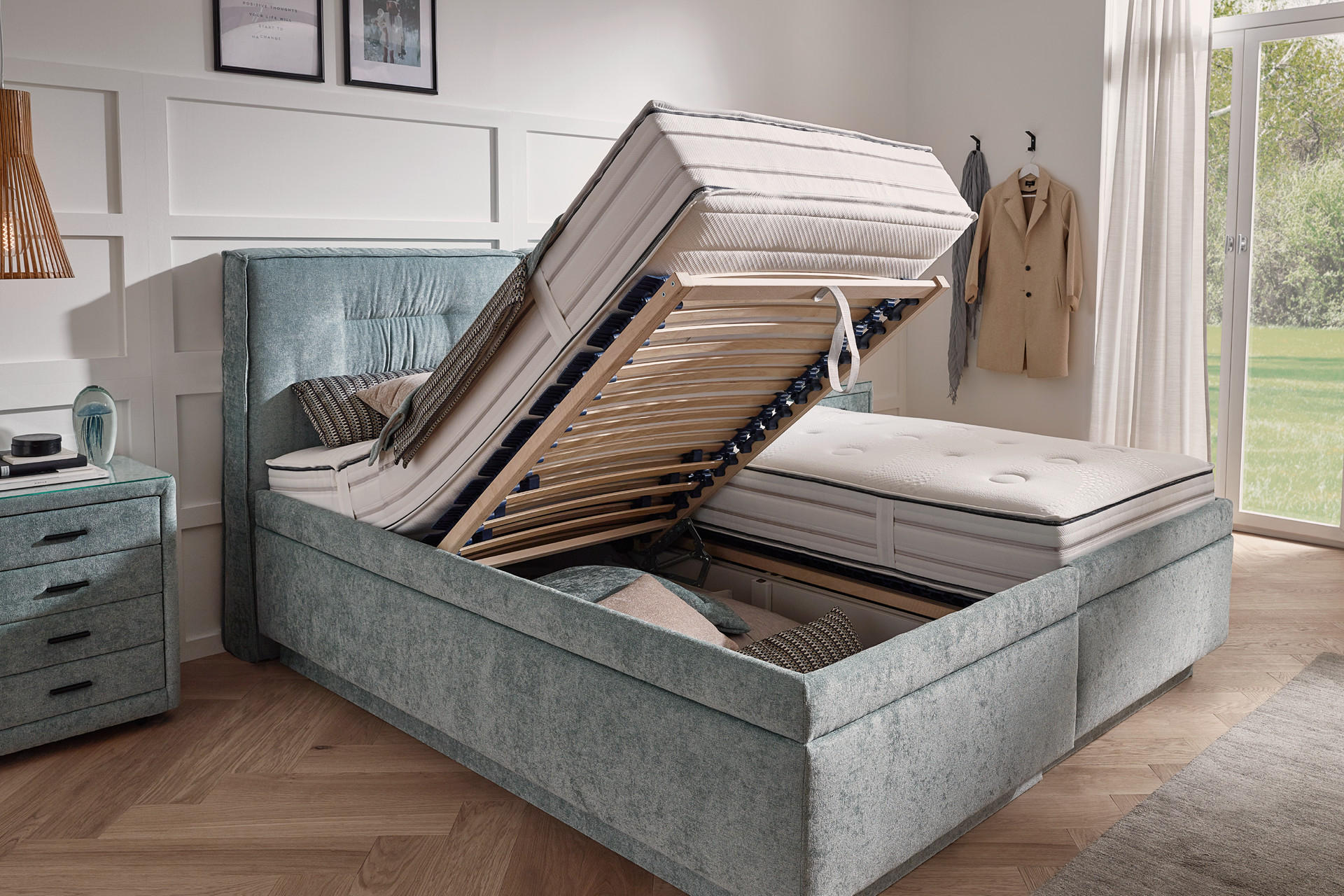 Braunes Boxspringbett mit Bettkasten