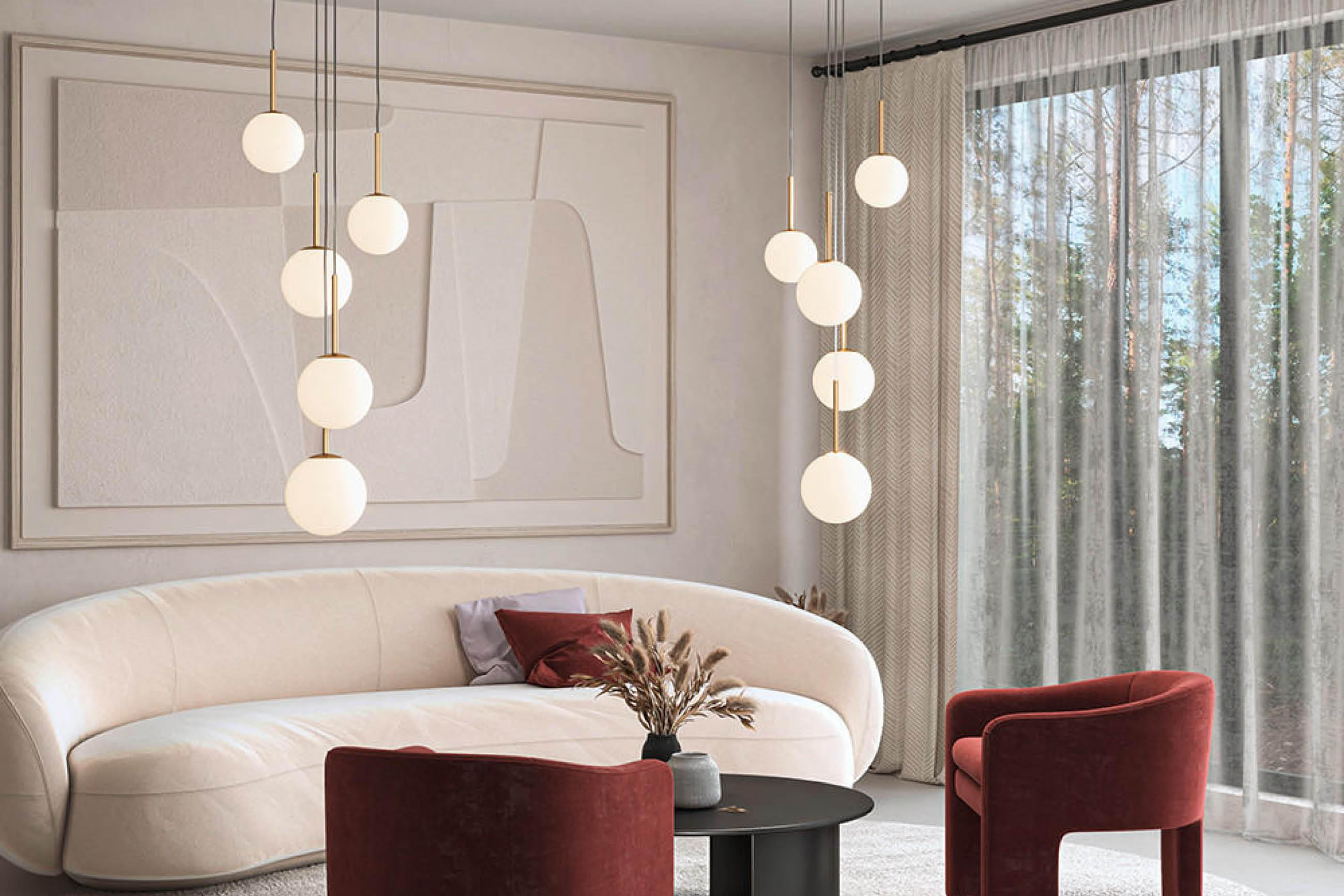 Wohnzimmer mit weißem Sofa, roten Stühlen und großem Fenster, beleuchtet von Maytoni-Deckenleuchten.