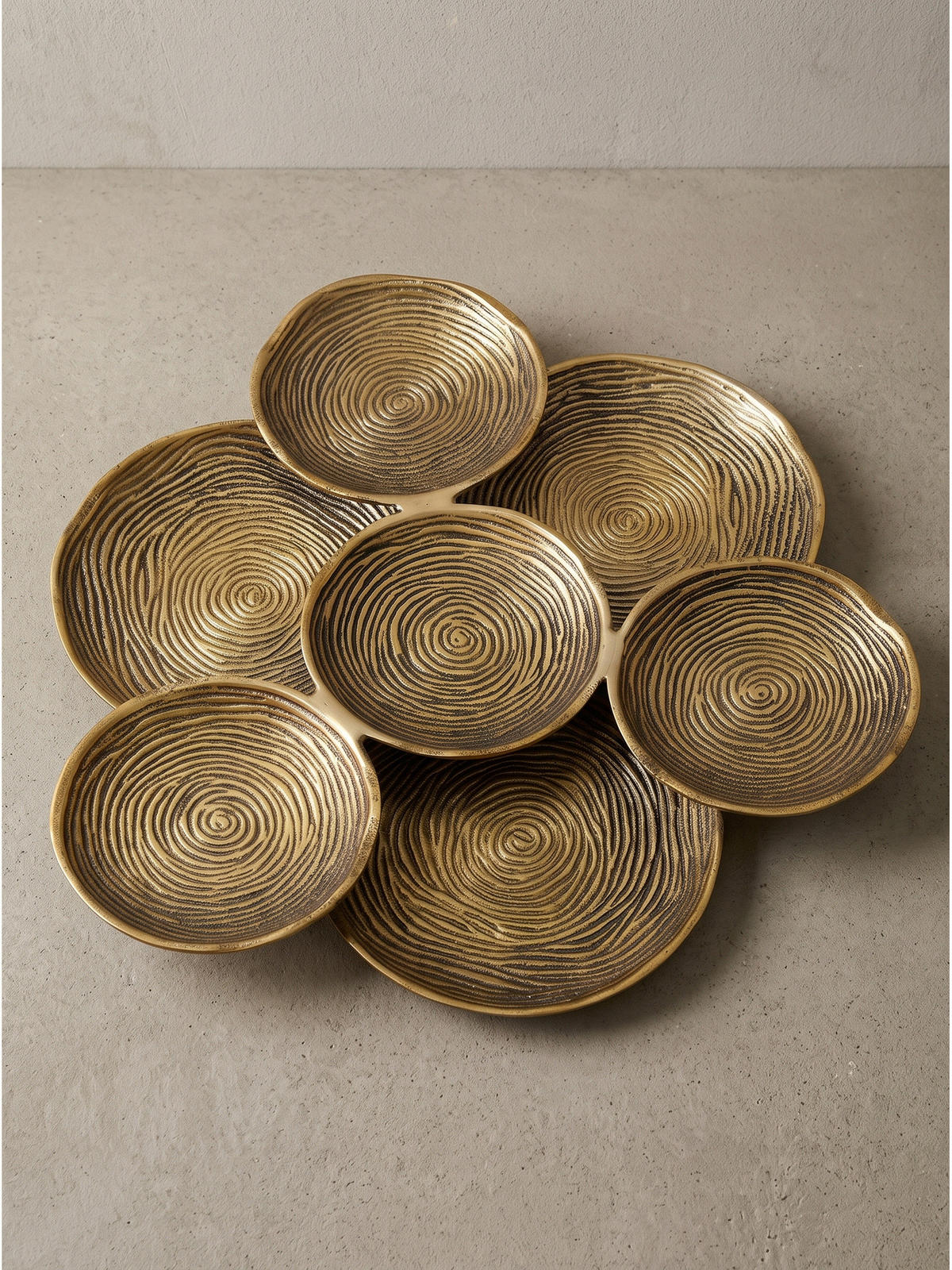 DEKOSCHALE CARMONA, Aluminium, handgefertigt, Gold, Ø 44 x 4 cm - Goldfarben, Metall (44/4cm) - KADIMA DESIGN