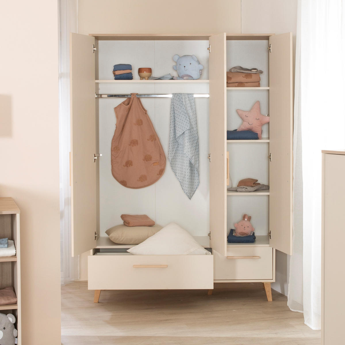 KLEIDERSCHRANK 3-türig Jil - Kastanienfarben/Kaschmir, Holz/Holzwerkstoff (138/200/55cm) - Roba