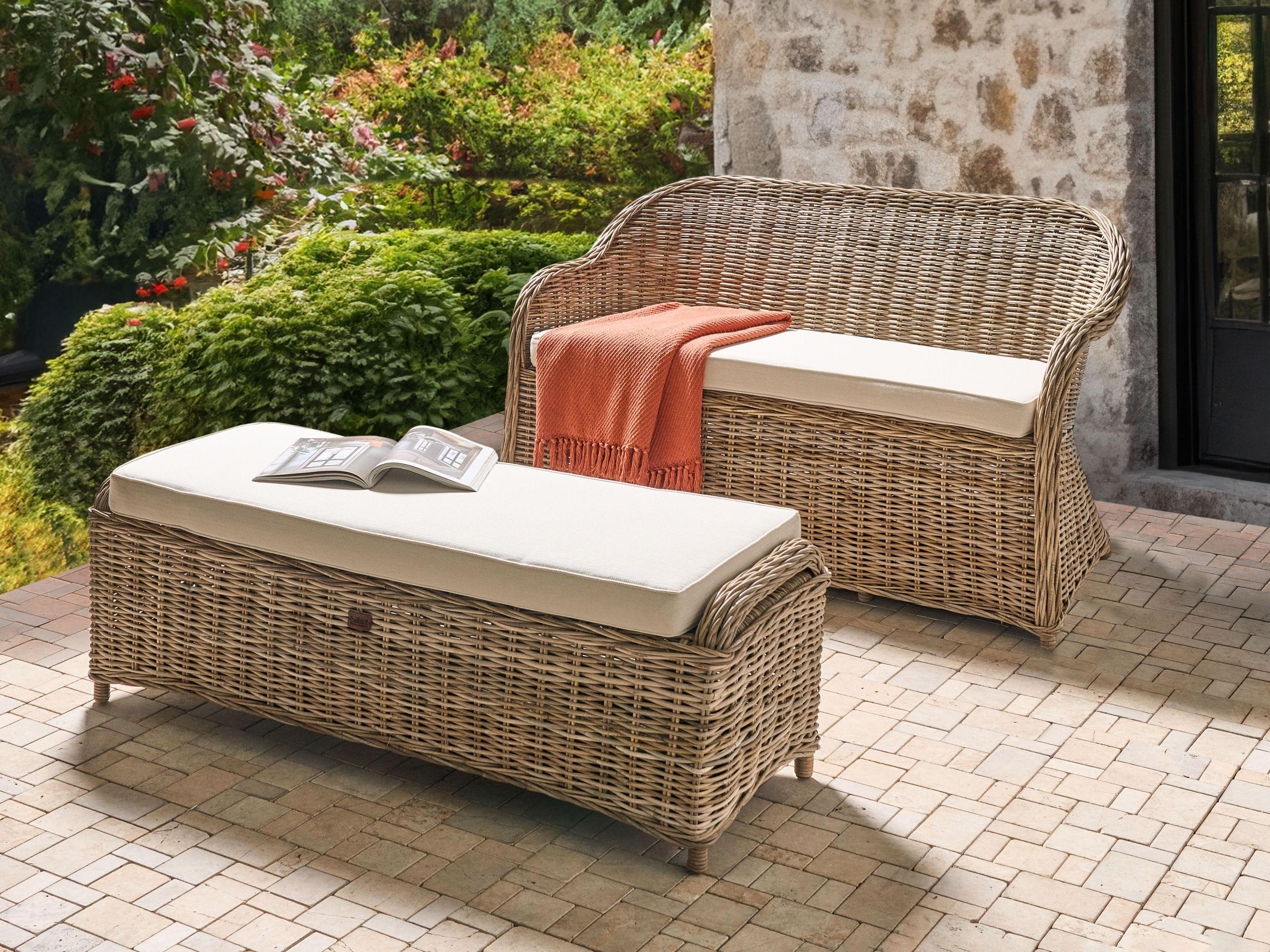 GARTENSOFA 2-Sitzer mit Ottomane Naturfarben Susua - Naturfarben/Weiß, Naturmaterialien (141/86/69cm) - Beliani
