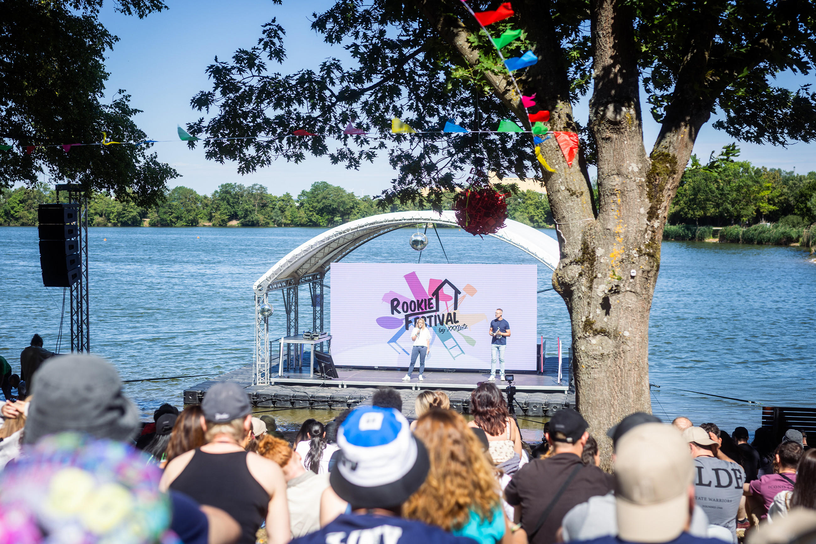 Eine Menschenmenge schaut auf eine Bühne beim XXXLutz Rookie Festival 2025.