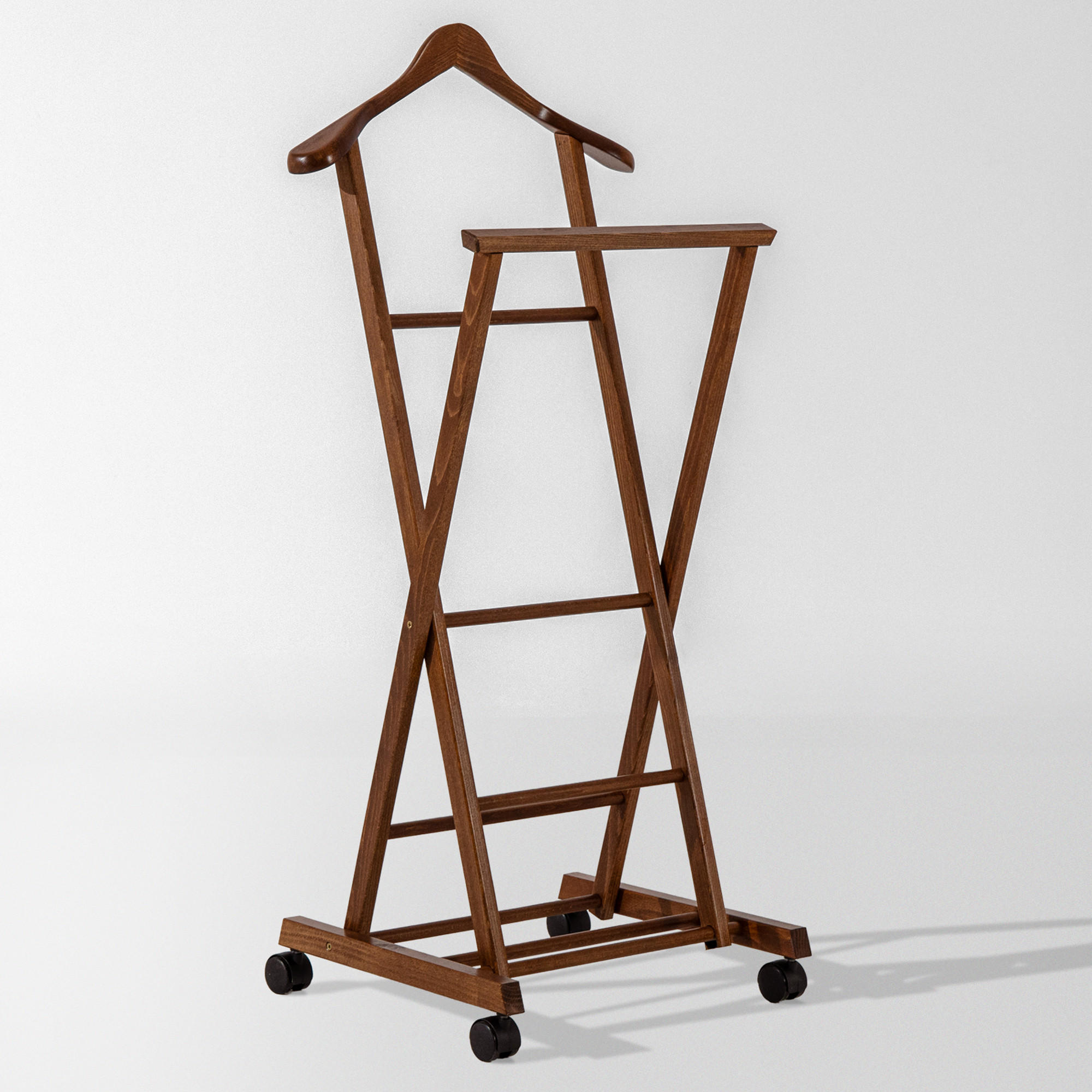 KLEIDERBUTLER AGLAS Herrendiener, auf Drehrollen, braunes Buchenholz - Braun, Holz (43/105/32cm) - KONSIMO®