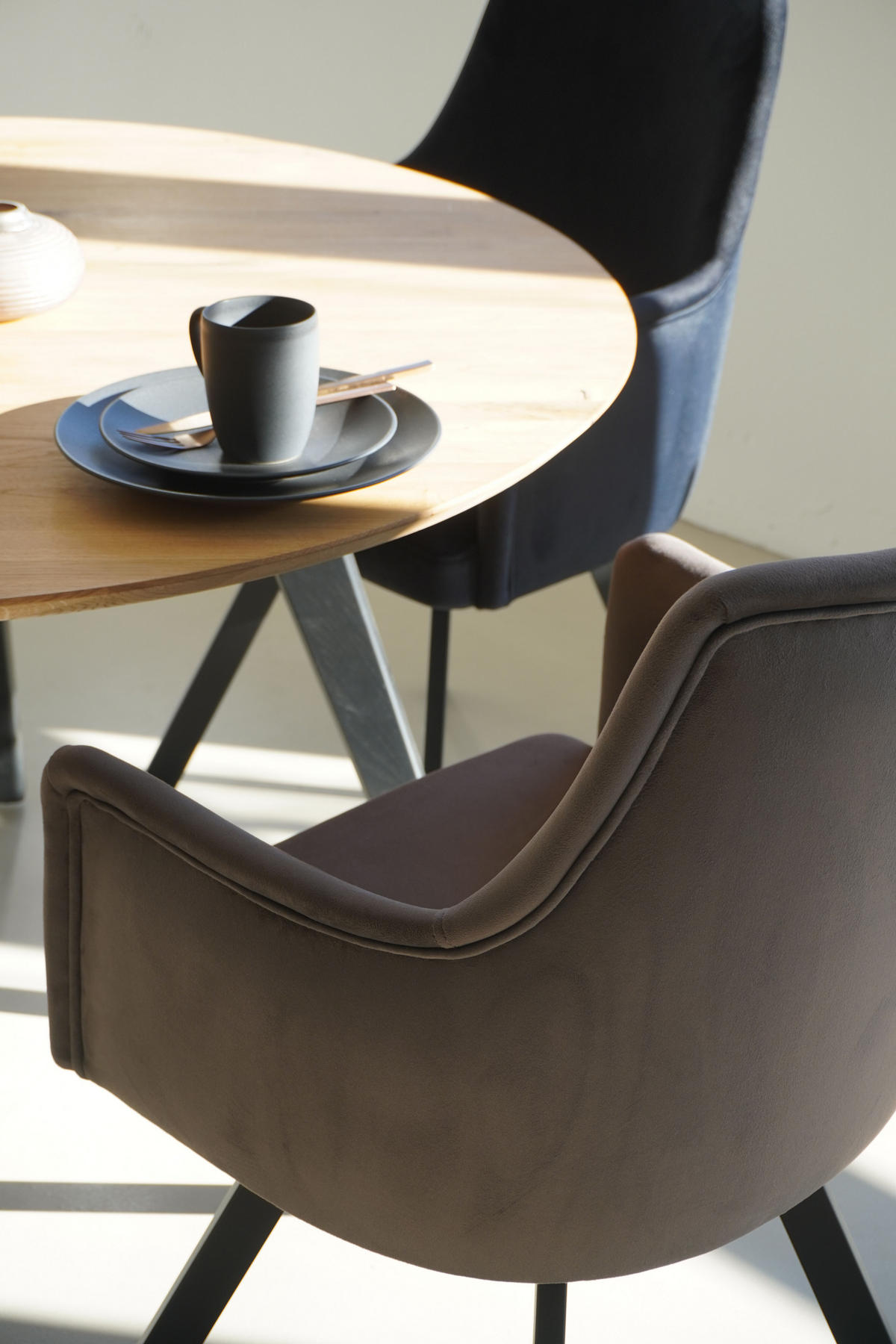 ARMLEHNENSTUHL Sello schlamm mit T-Fuß drehbar - Schlammfarben/Schwarz, Textil/Metall (55/90/58cm) - INKA furniture