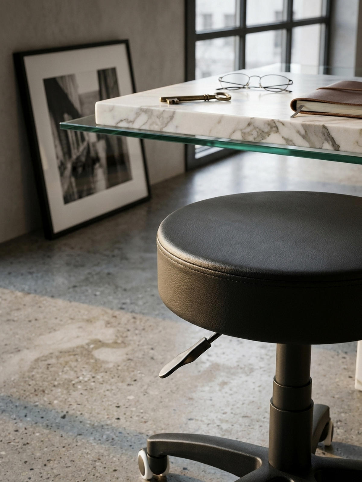 ARBEITSHOCKER Lederoptik 360° drehbar, höhenverstellbar, stabil, Schwarz 50x50x55 cm - Schwarz, Kunststoff/Textil (50/55/50cm) - KADIMA DESIGN