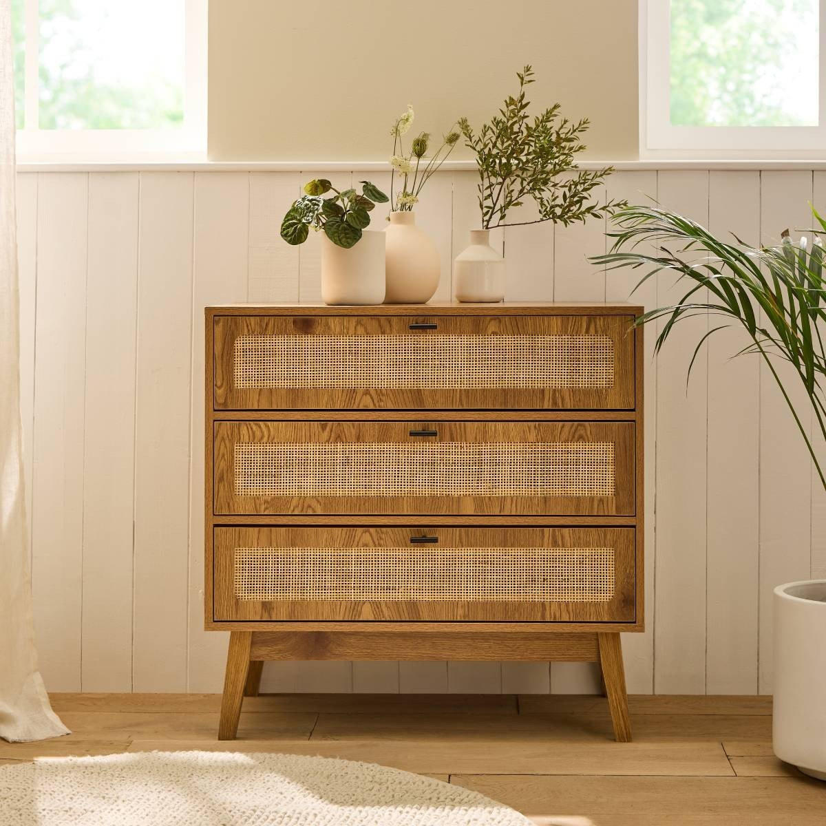 KOMODA se 3 zásuvkami, ratanovými dvířky a dřevěnými nohami, šířka 80 cm - ALIA - jabloňová, kompozitní dřevo (39/79/80cm) - Calicosy