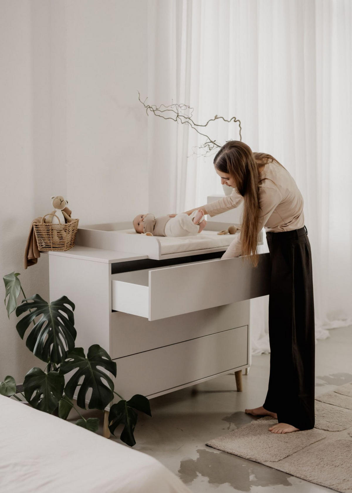 WICKELKOMMODE EDEN – Push-to-Open, Touch-Close, abnehmbarer Wickelaufsatz & Schubladen mit Fächern - sahara dust - Buchefarben/Sahara, Holzwerkstoff/Buchenholz (71/94/114cm) - Sämann – make a difference.