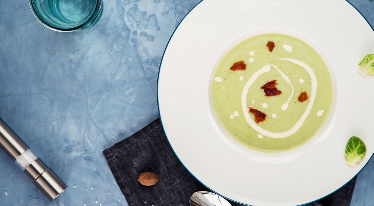 Rosenkohlcremesuppe mit Speckchips