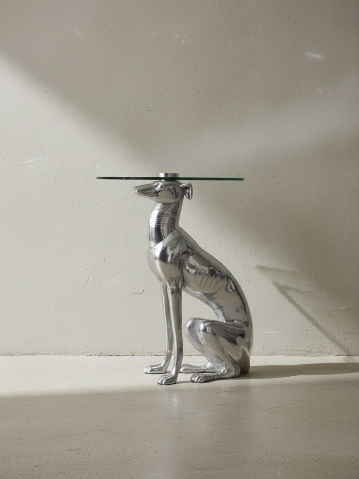 BEISTELLTISCH – Aluminium Glas Silber Skulptur Windhund 55x40 cm handgefertigt - Silberfarben, Glas/Metall (40/40/50cm) - KADIMA DESIGN