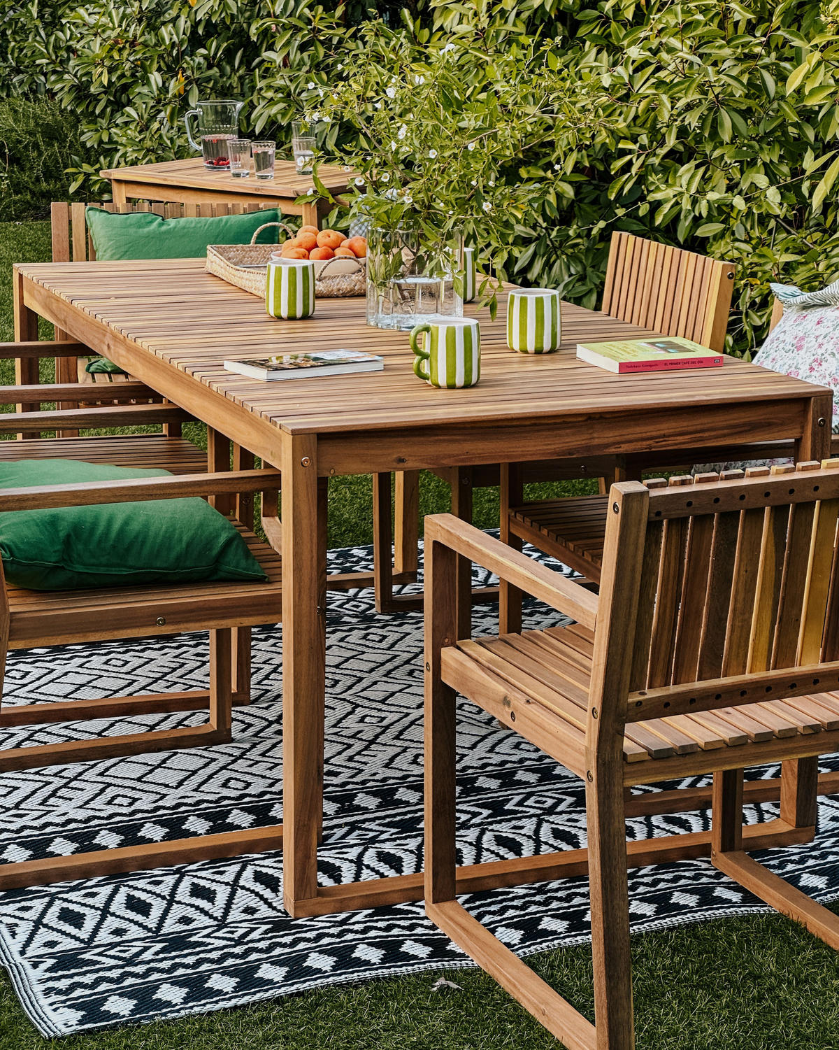 GARTENTISCH Heller Holzfarbton Sassari II - Hellbraun, Holz (180/90/75cm) - Beliani