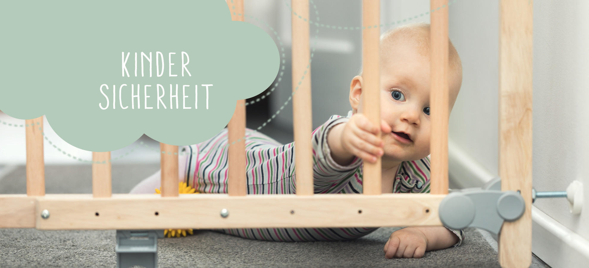 Baby hinter Sicherheitsgitter mit buntem Strampler
