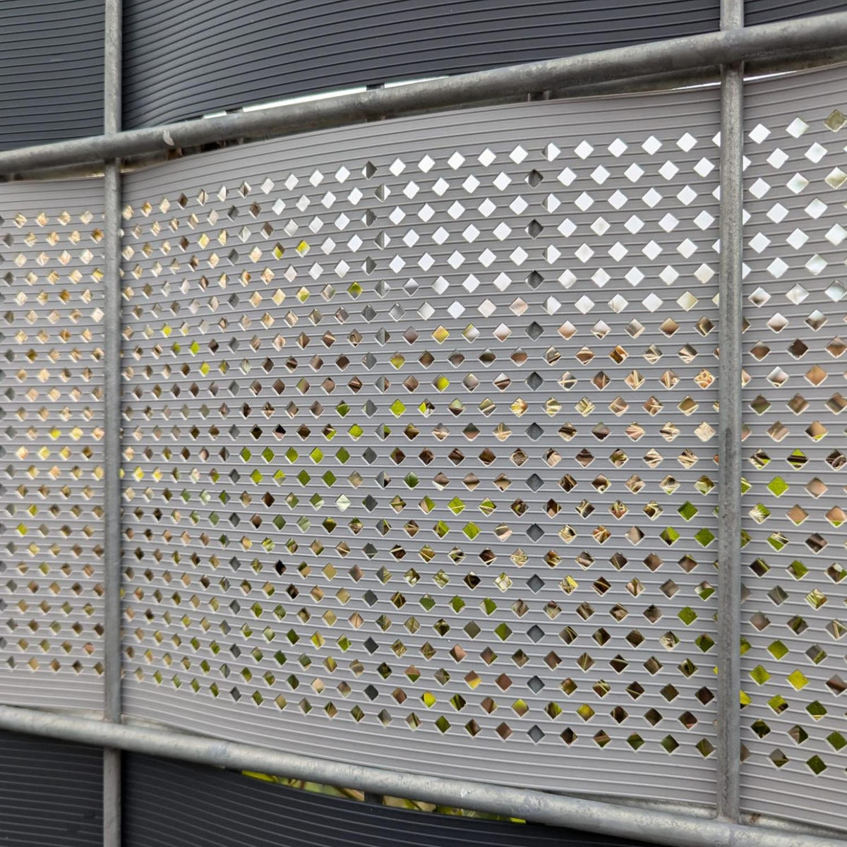 SICHTSCHUTZSTREIFEN Rille Gelocht Diamant Muster für Doppelstabmatten Tannengrün 26m - Dunkelgrün, Kunststoff (2600/19cm) - ZAUN|ZU
