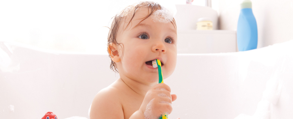 Baby beim baden