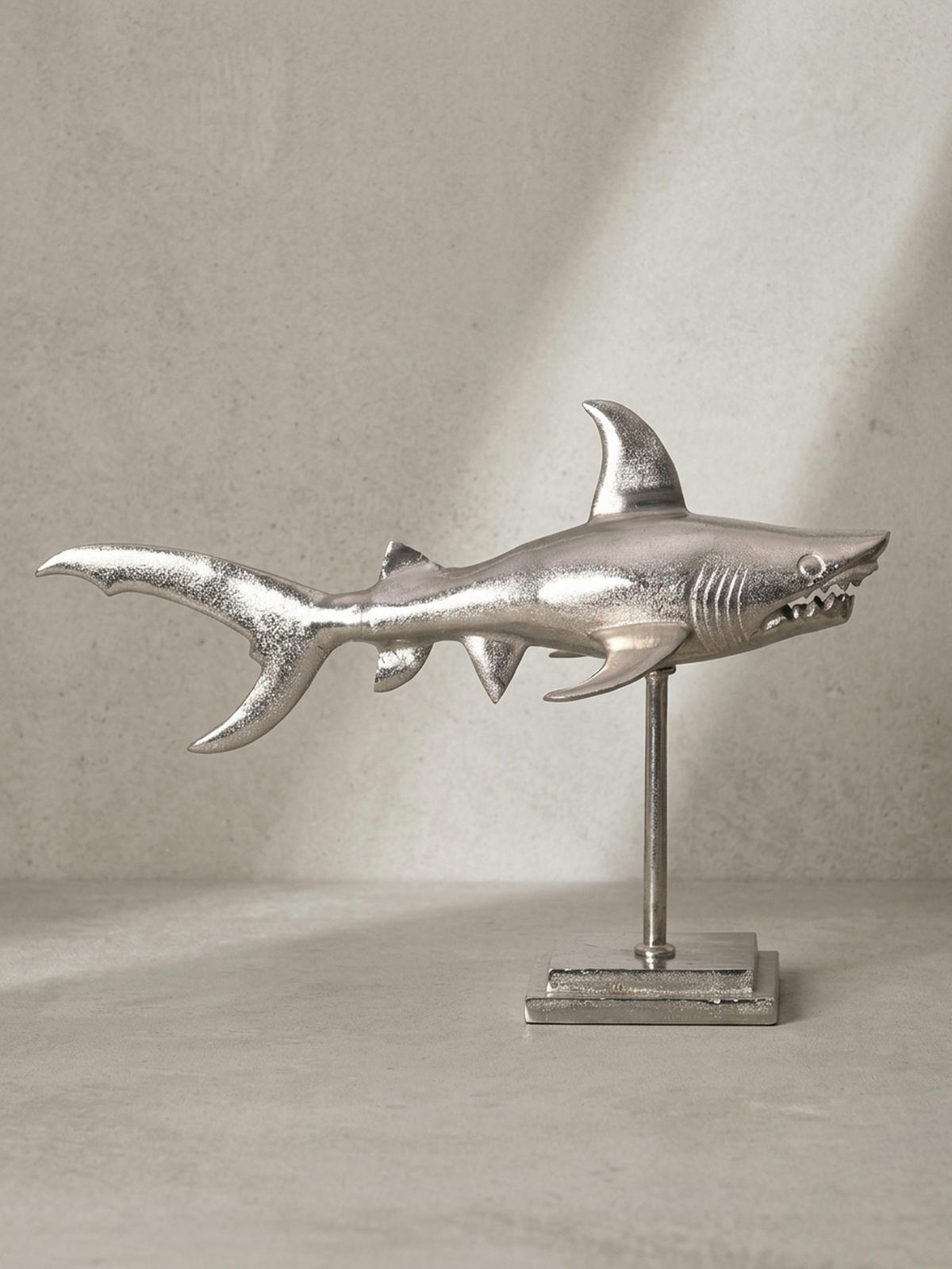 DEKOFIGUR Hai Aluminium 70 cm mit Sockel im maritimen Stil, Silbern 70x27x49 cm - Silberfarben, Metall (70/49/27cm) - KADIMA DESIGN