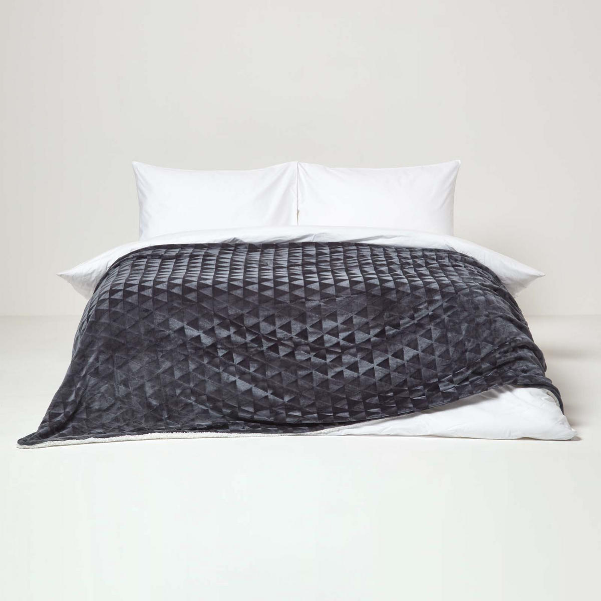 KUSCHELDECKE Sherpa 130/160 cm, Samtdecke mit Dreieckmuster - Dunkelgrau, Textil (130/160cm) - Homescapes