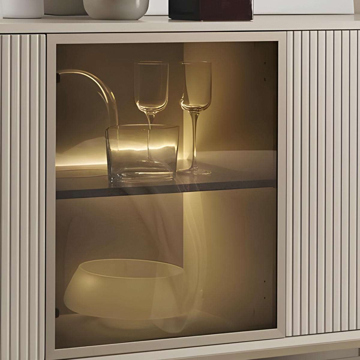 SIDEBOARD Laval K154 – Kaschmir mit Lamellen - Kaschmir, Glas/Holzwerkstoff (154/83/39cm) - Komodee