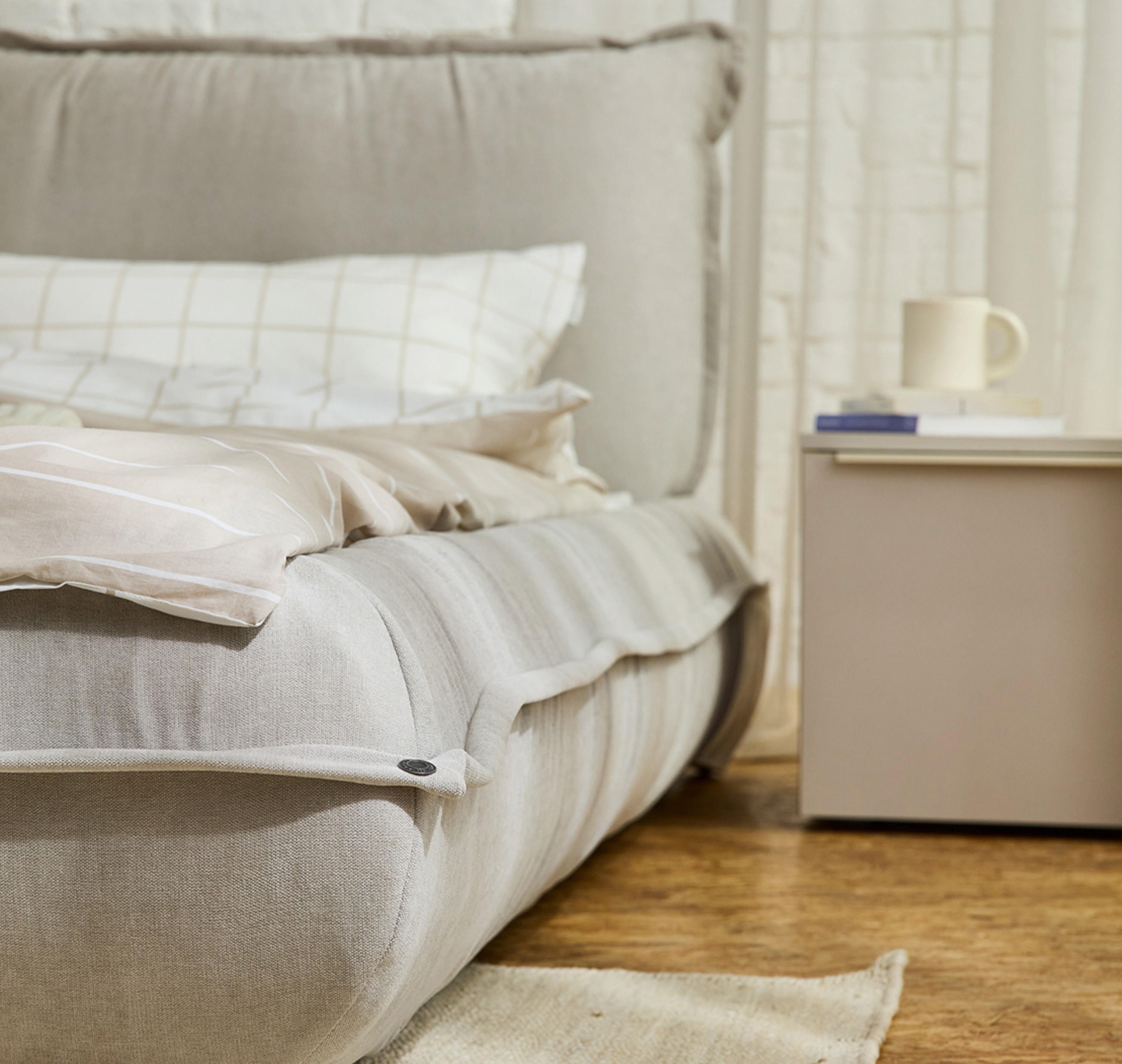 Schlafzimmer mit beige farbender Bettwäsche