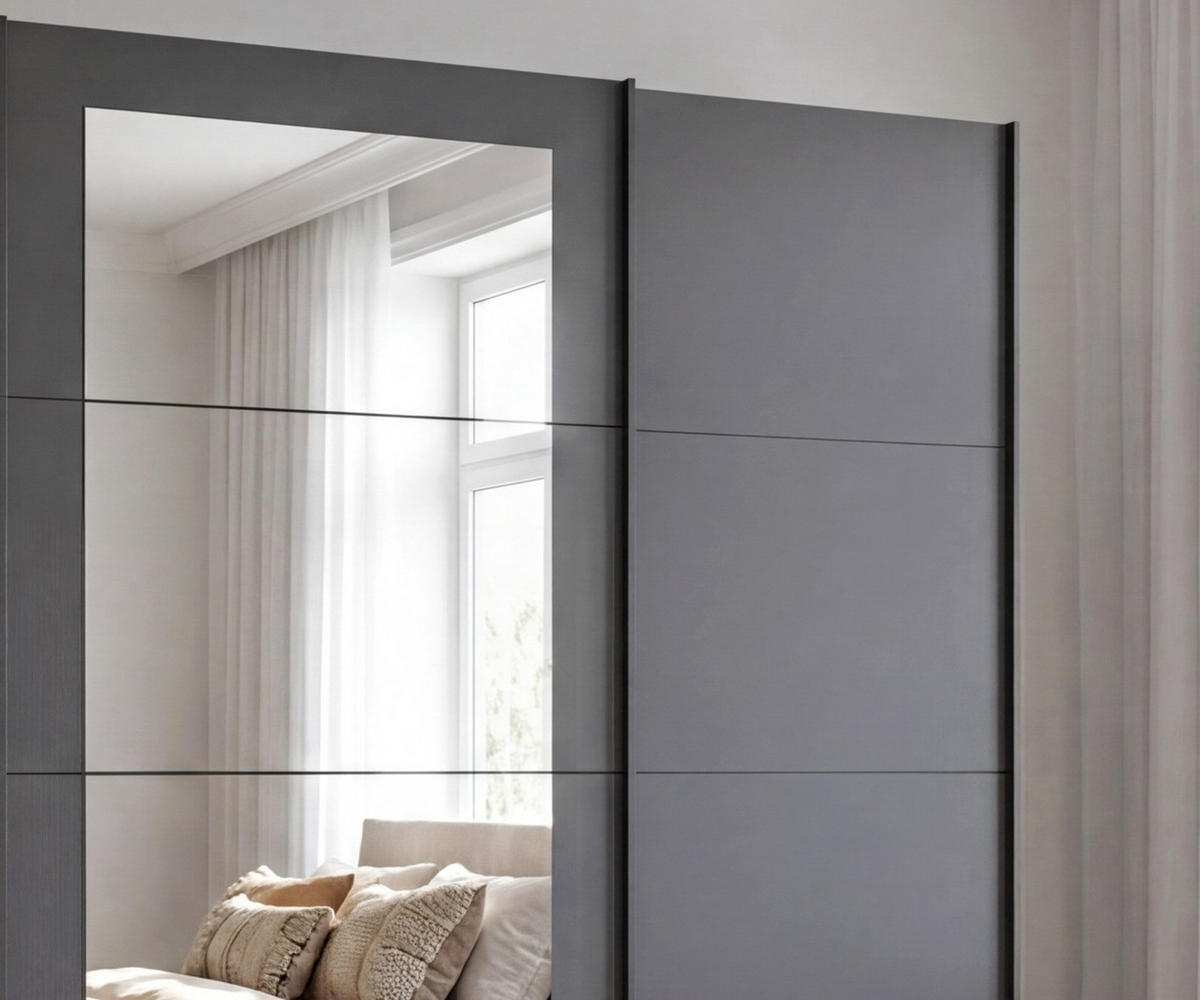 SCHWEBETÜRENSCHRANK 3-türig B225/H208/64 cm Kleiderschrank in Grafit, mittig Spiegel, Griffe Schwarz / 22627 - Schwarz/Graphitfarben, Holzwerkstoff/Metall (225/208/64cm) - luma-home