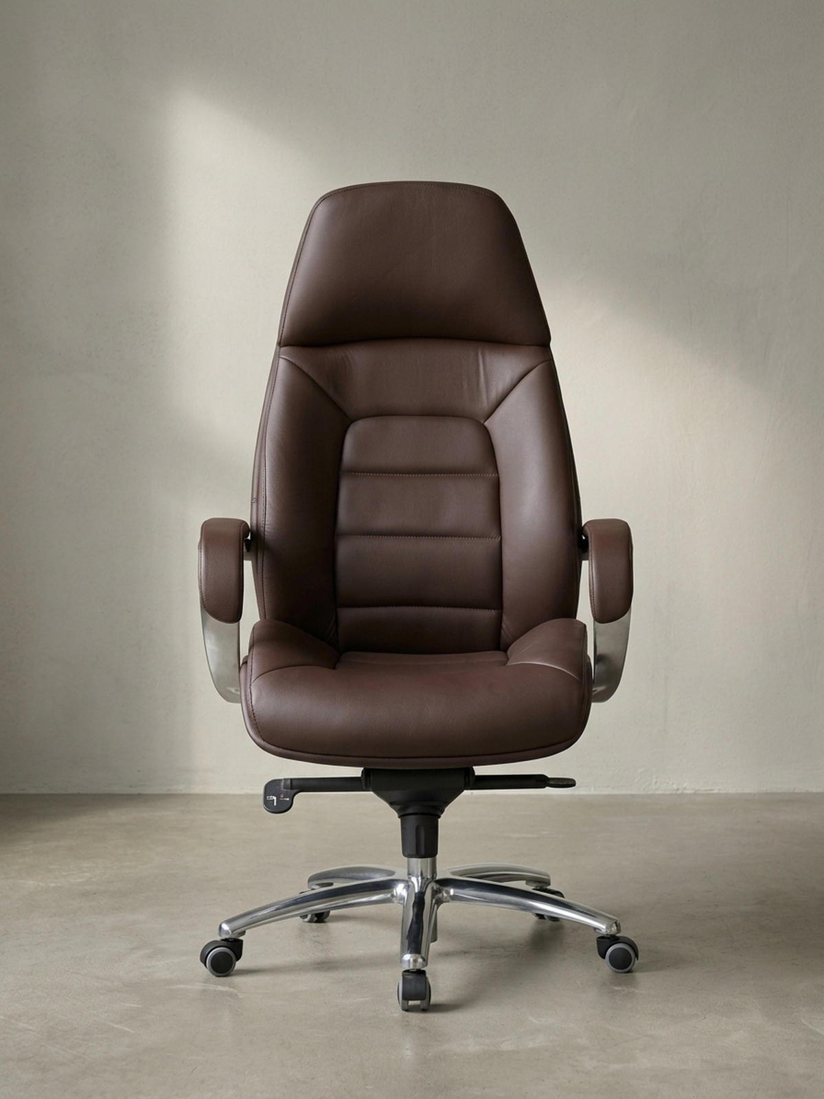 BÜROSTUHL Echtleder bis 120 kg mit Wippmechanik, Armlehnen und hoher Rückenlehne, Braun 67x67x137 cm - Silberfarben/Braun, Leder/Metall (67/137/67cm) - KADIMA DESIGN