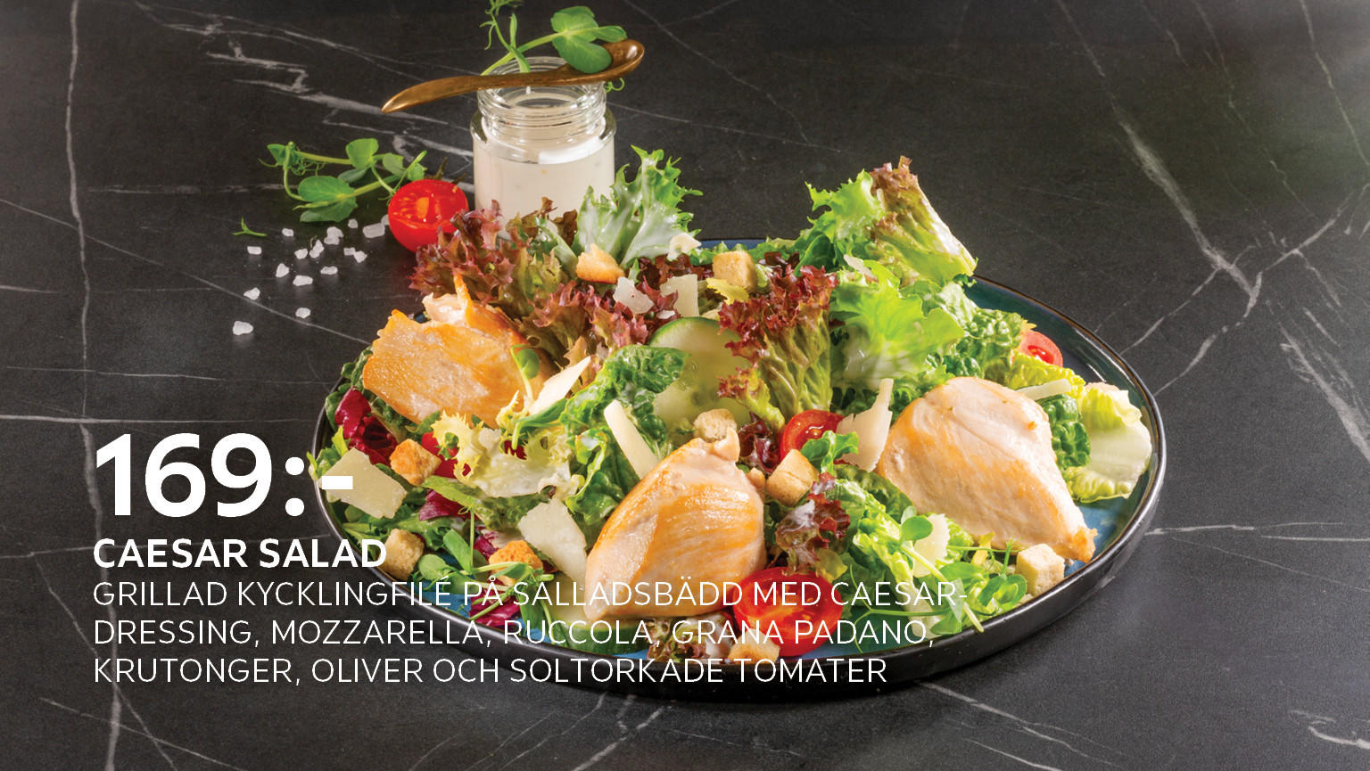 Caesar Salad Grillad kycklingfilé på salladsbädd med caesardressing, mozzarella, ruccola, Grana Padano, krutonger, oliver och soltorkade tomater