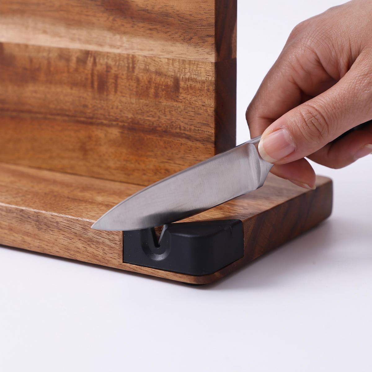 BLOK NA NOŽE Hnedý akácia magnetický s brúskom - hnedá, drevo/plast (15/25.5/15cm) - Relaxdays