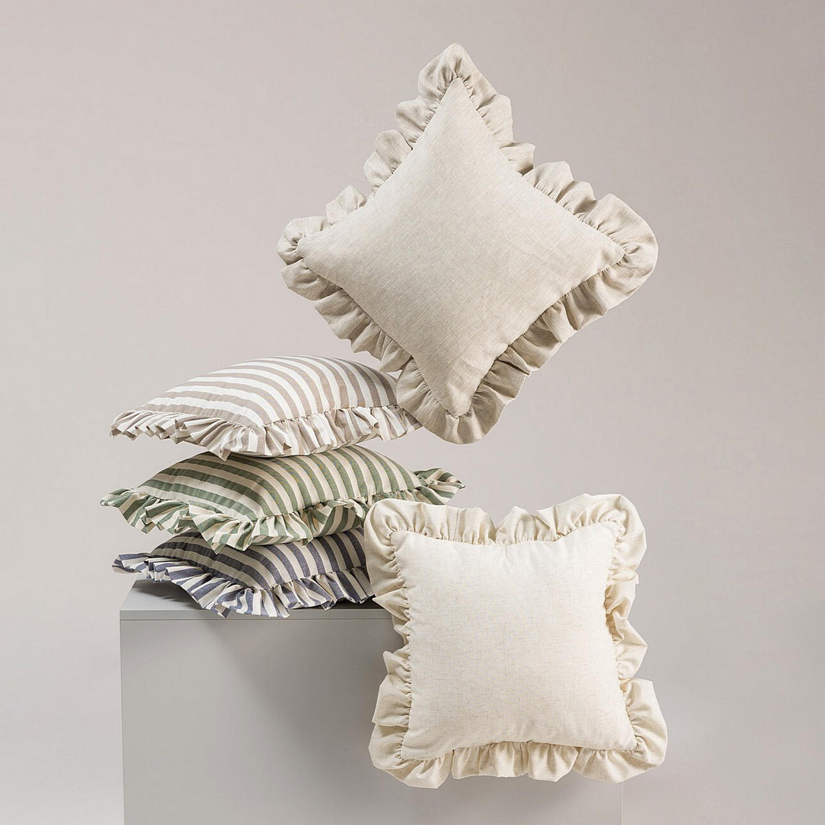 KISSENHÜLLE Charlotte 45x45 cm mit Rüsche - Grün, Textil (45/1cm) - Dekoria