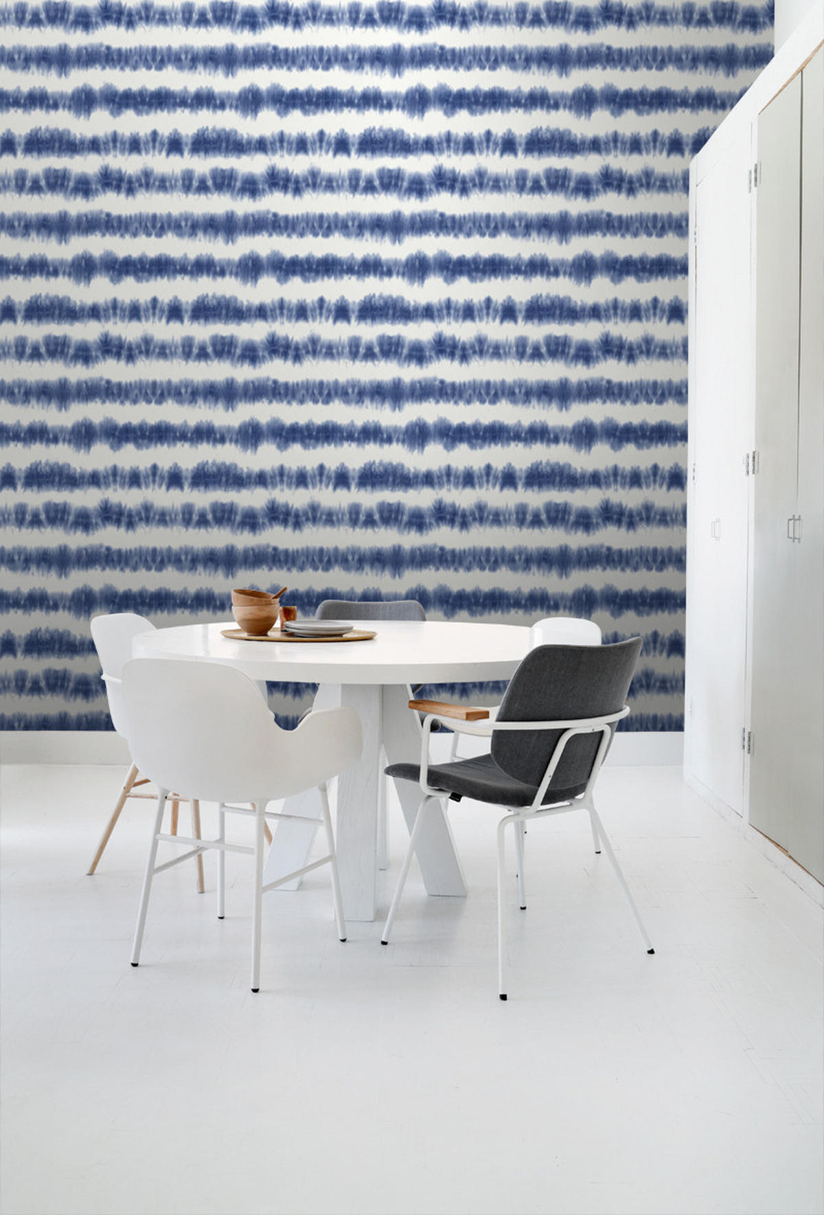 TAPETE horizontale Tie-Dye Shibori Streifen 53 cm x 10.05 m - Blau, Papier (53/1000cm) - ESTAhome