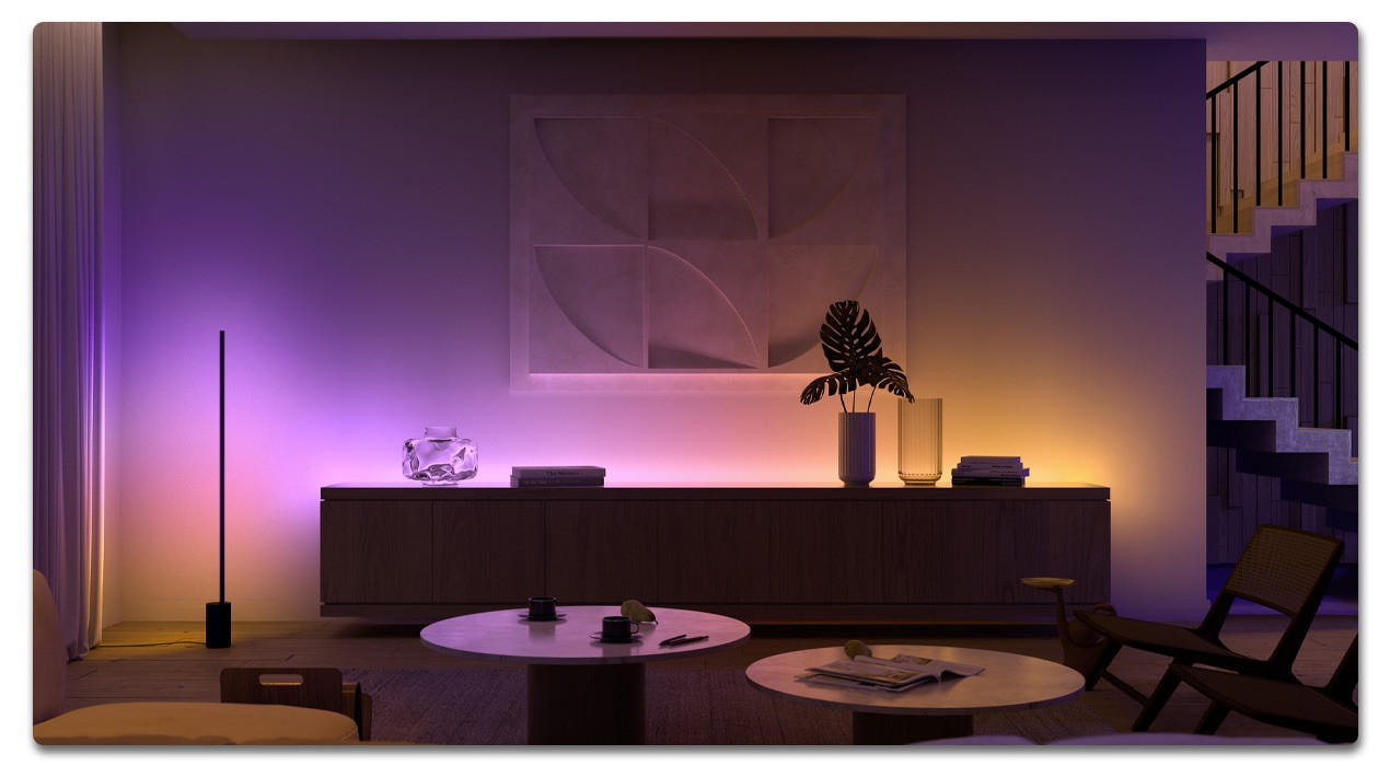 Wohnzimmer mit couch und buntem LED Licht
