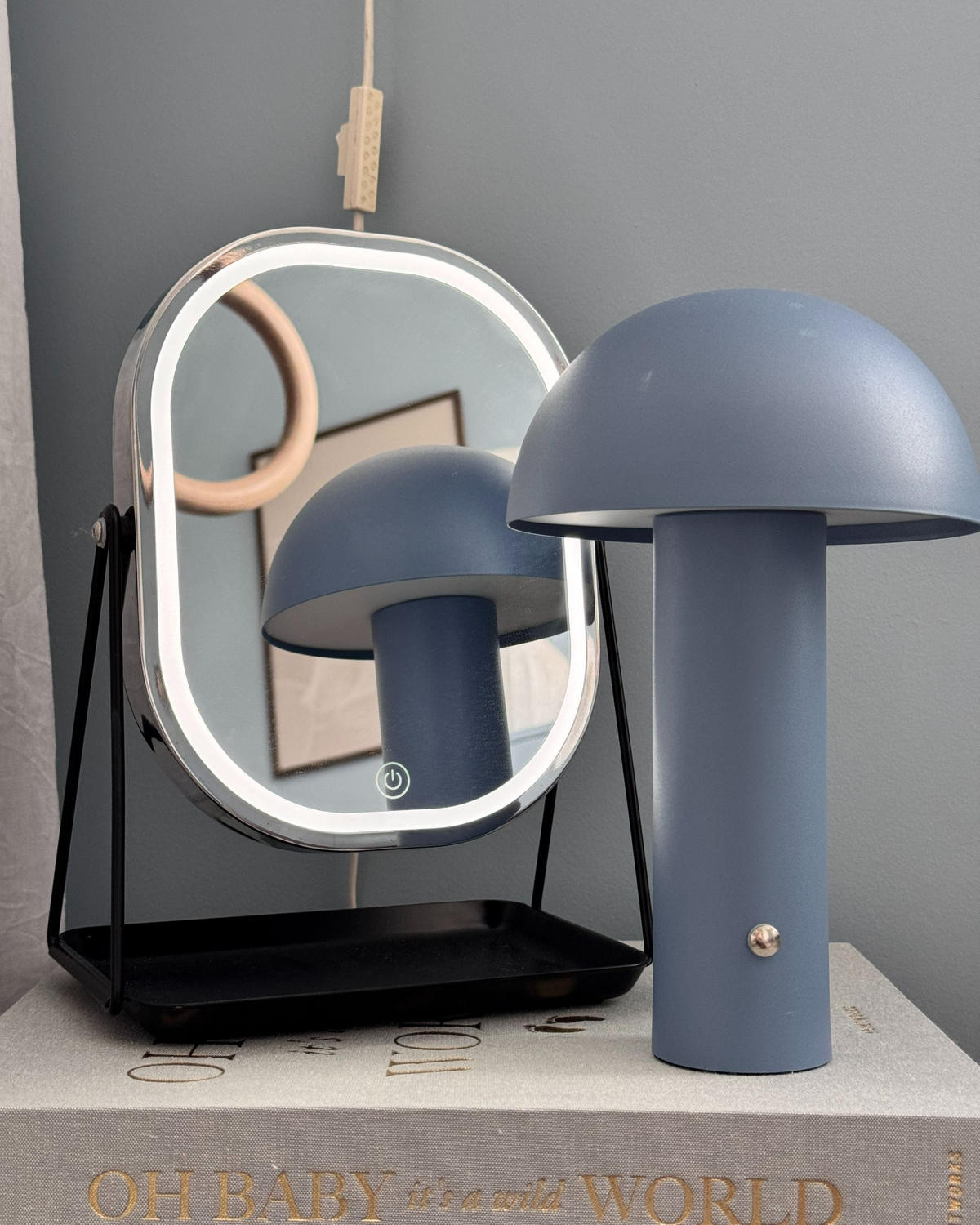 OGLINDĂ COSMETICĂ argintie cu iluminare LED 20/22 cm Dordogne - argintiu/negru, metal (13/32/24cm) - Beliani