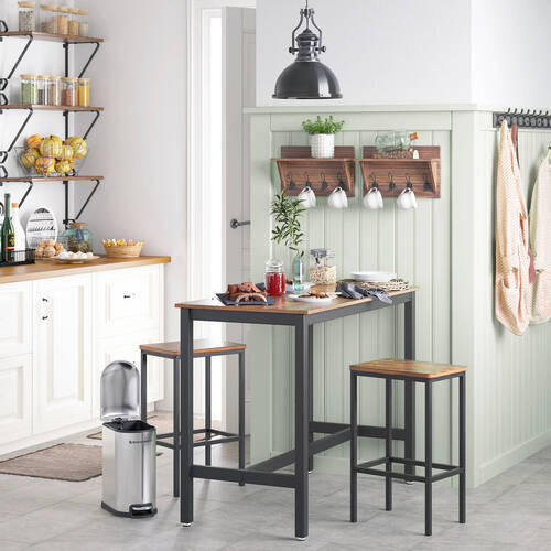 malý jedálenský stôl a stoličky