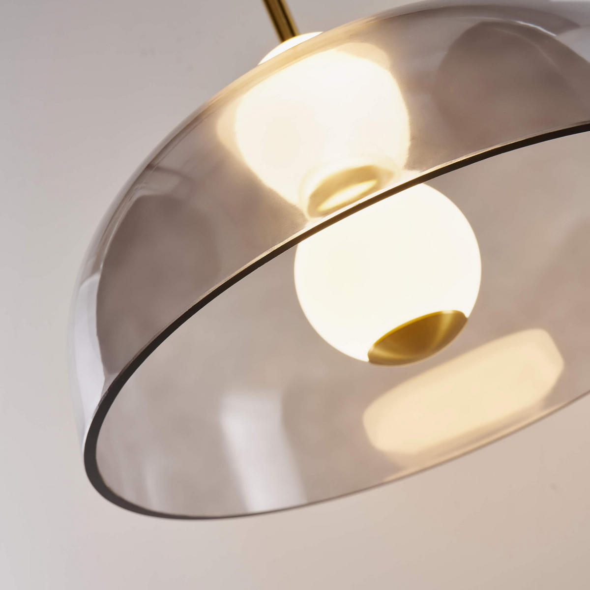 HÄNGELEUCHTE Santo, Rauchgrau, Messing und Weiß, 33.5cm - Grau, Glas (157/30/33.5cm) - KOSILUM