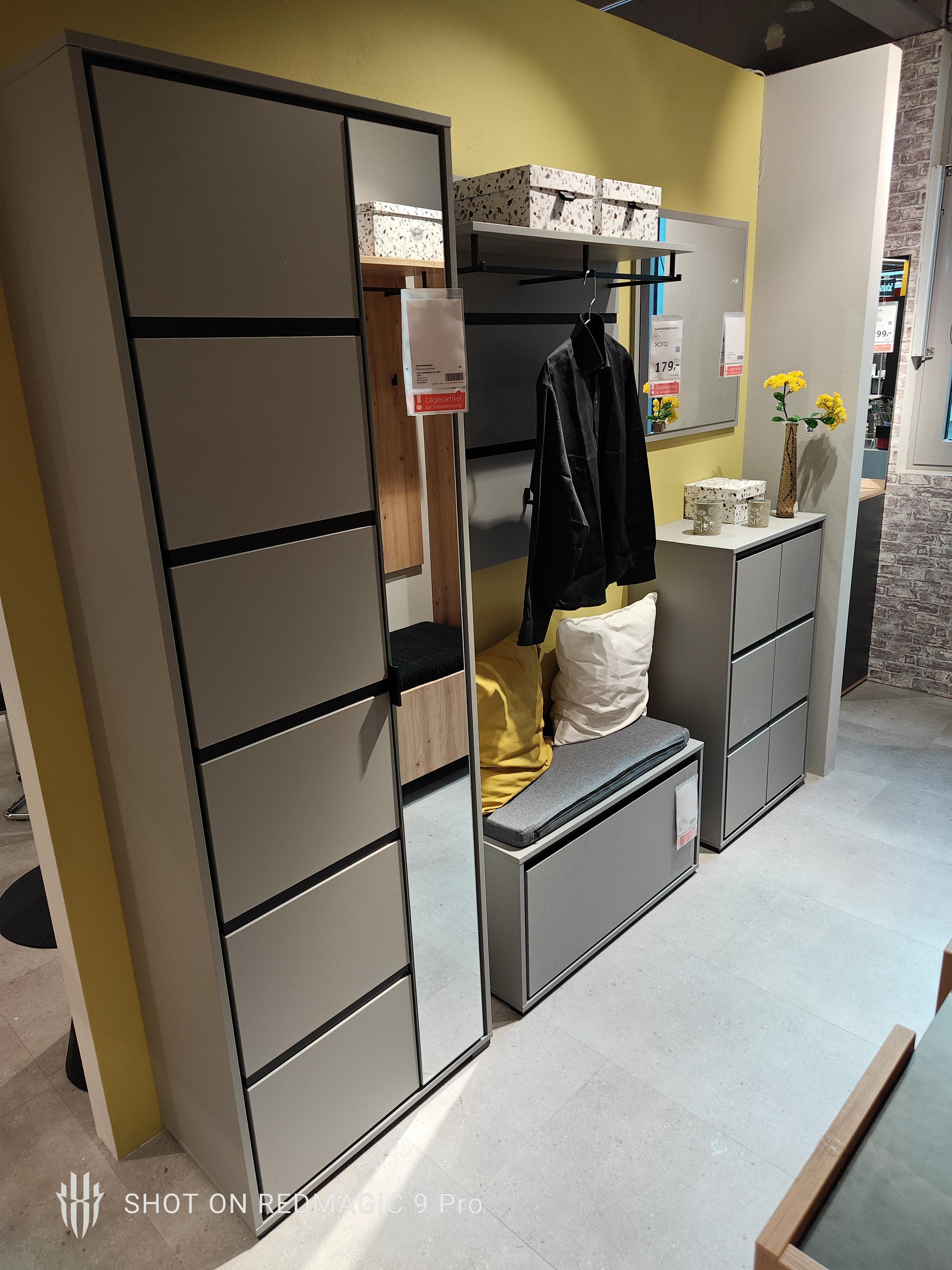 GARDEROBE JARU - Xora