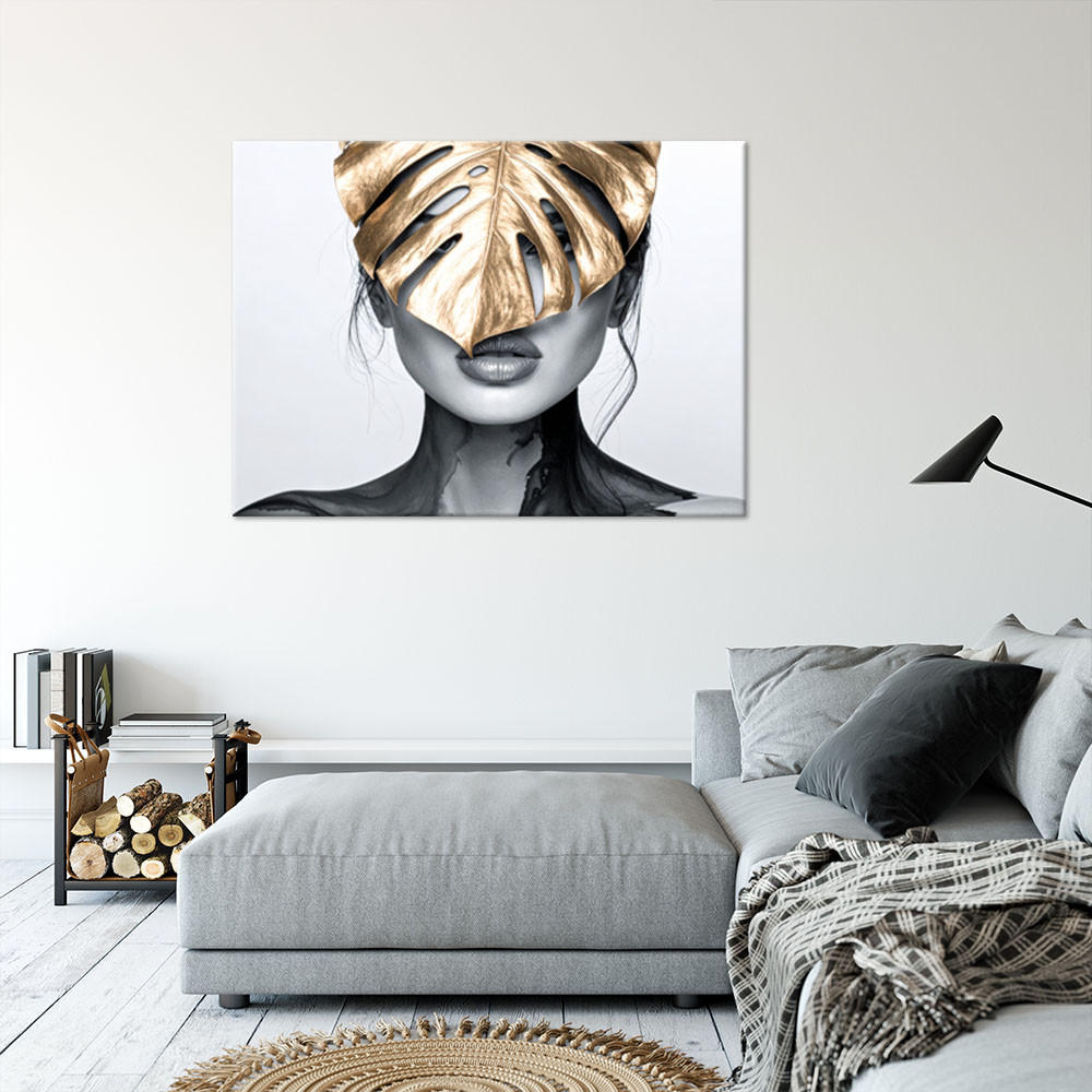 LEINWANDBILD Porträt einer Frau und ein goldenes Monstera-Blatt 120x80cm - Grau, Textil (120/80cm) - Feeby
