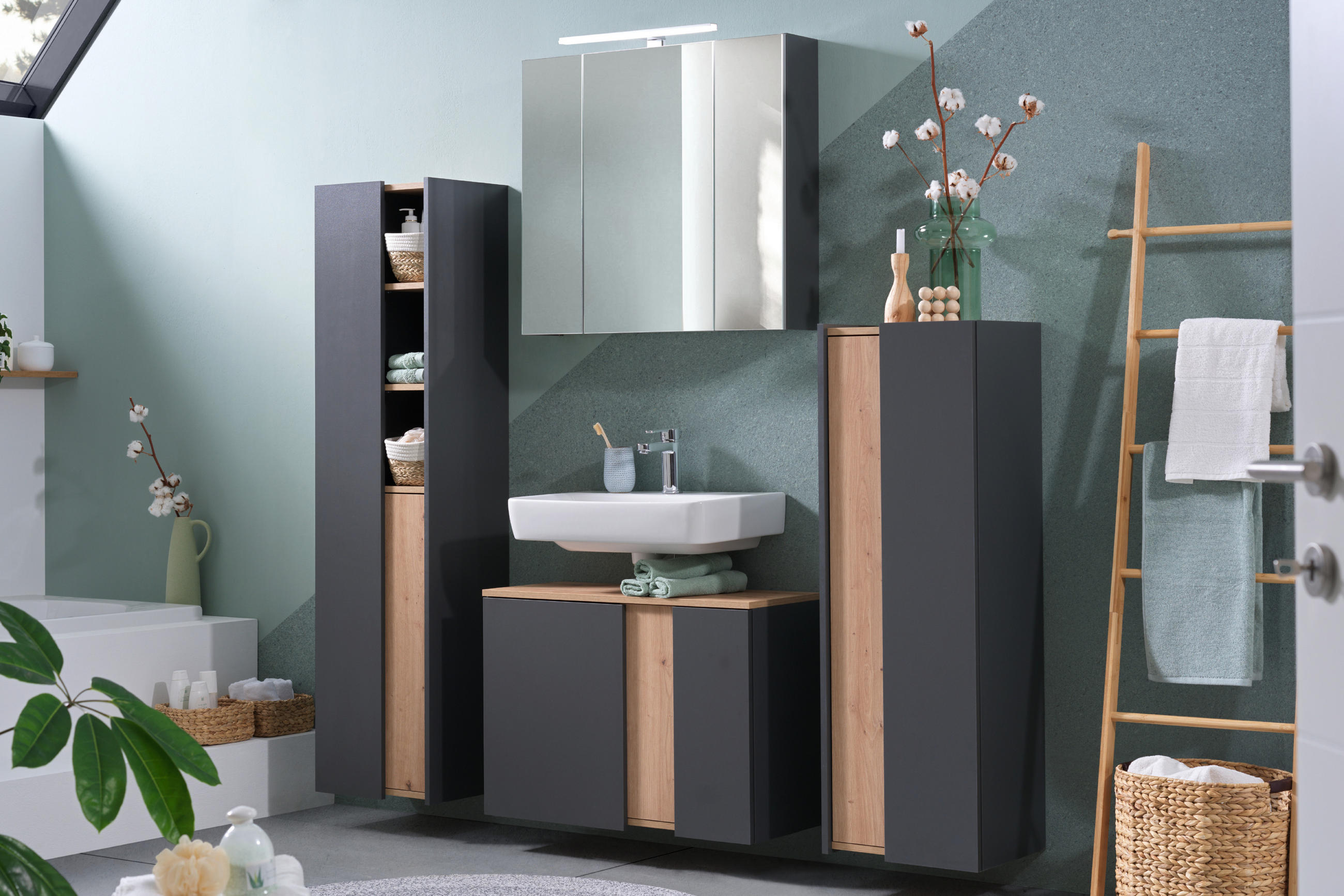 Modernes Badezimmer-Set mit grauen und holzfarbenen Möbeln, Spiegel, Waschbecken und Deko. 