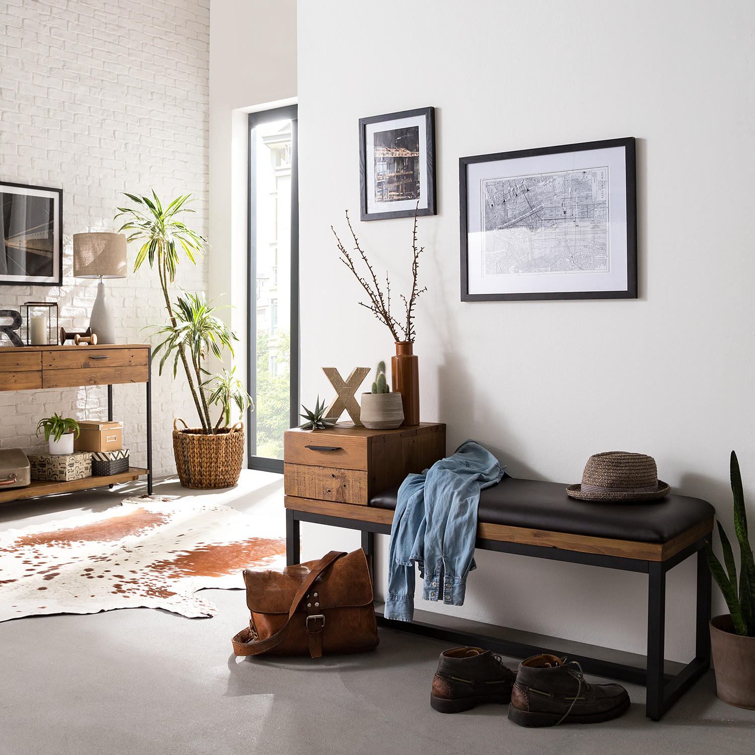 GARDEROBENBANK - Kunstleder / Pinie massiv - Schwarz/Pinienfarben, Holz (110/59/41cm) - home24