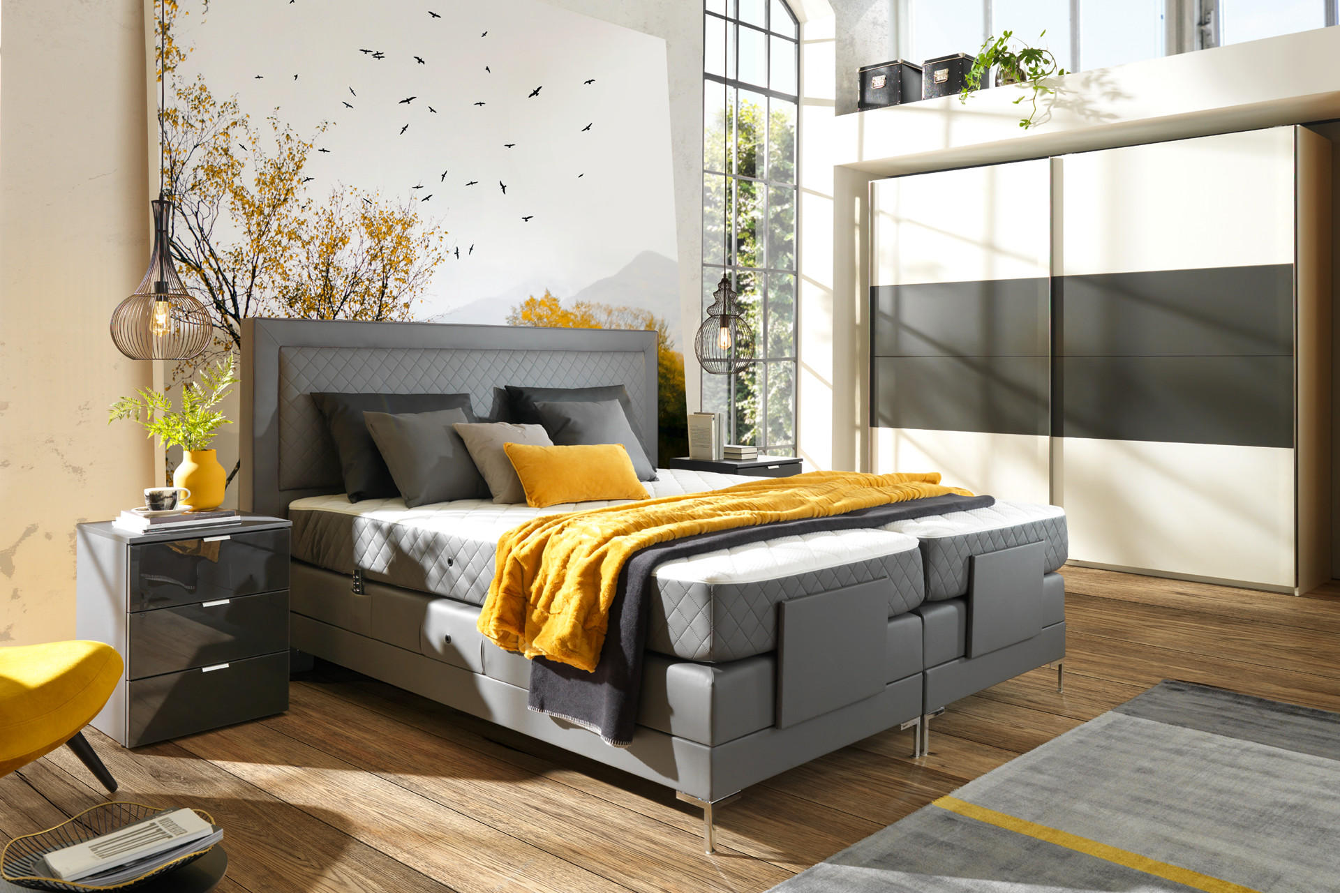 Holz-Boxspringbett im hellbraunen Ton