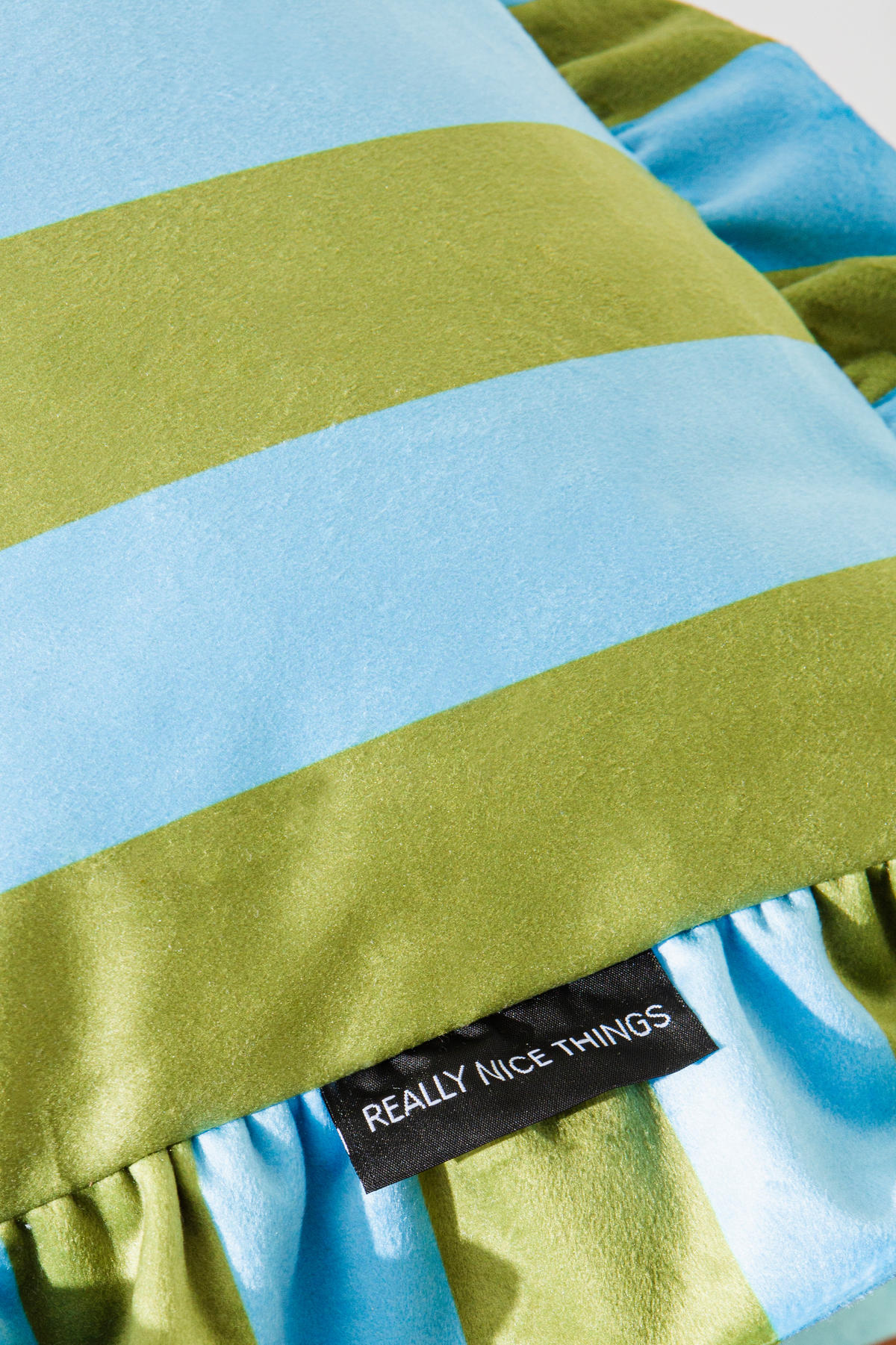 KISSEN aus bedrucktem Samt mit plissiertem Volant, grün und blau RUFFLE - Blau/Grün, Textil (55/55cm) - RNT By Really Nice Things
