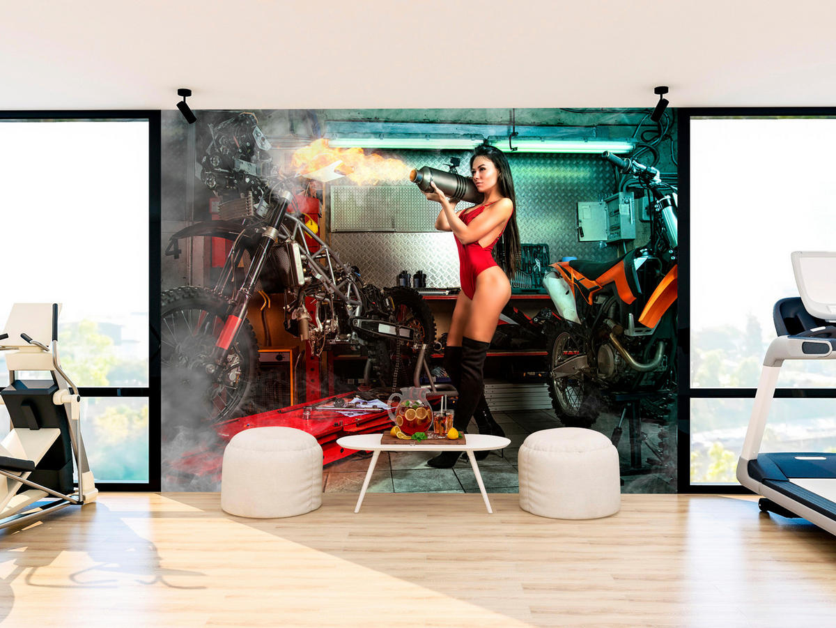 FOTOTAPETE Frau mit Brenner Garage Motorräder Werkzeuge 500x350 - Beige/Rot, Papier (500/350cm) - Muralo