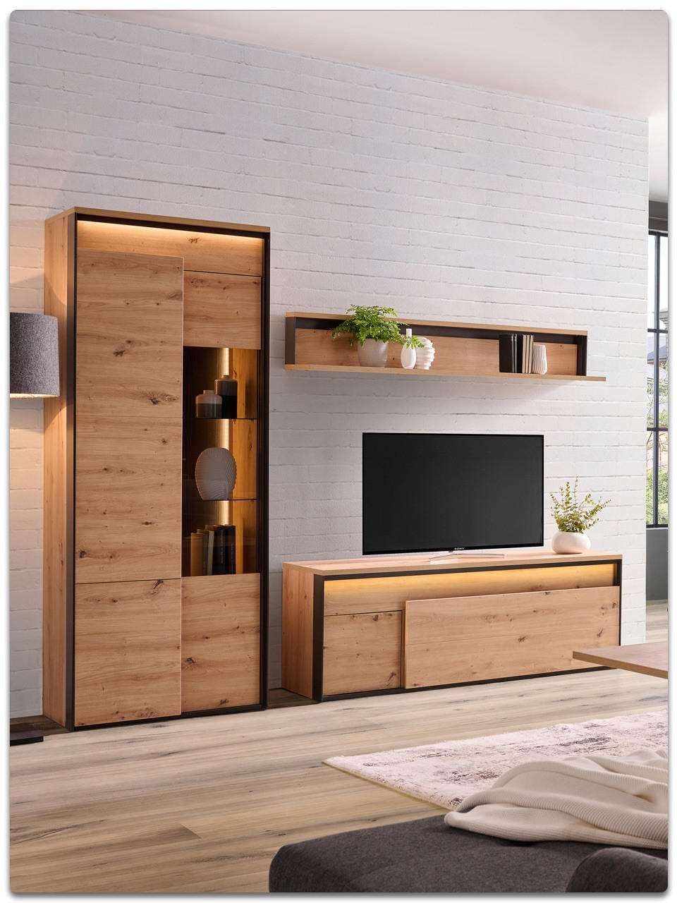 Hölzerner Schrank mit Beleuchtung im wohnzimmer