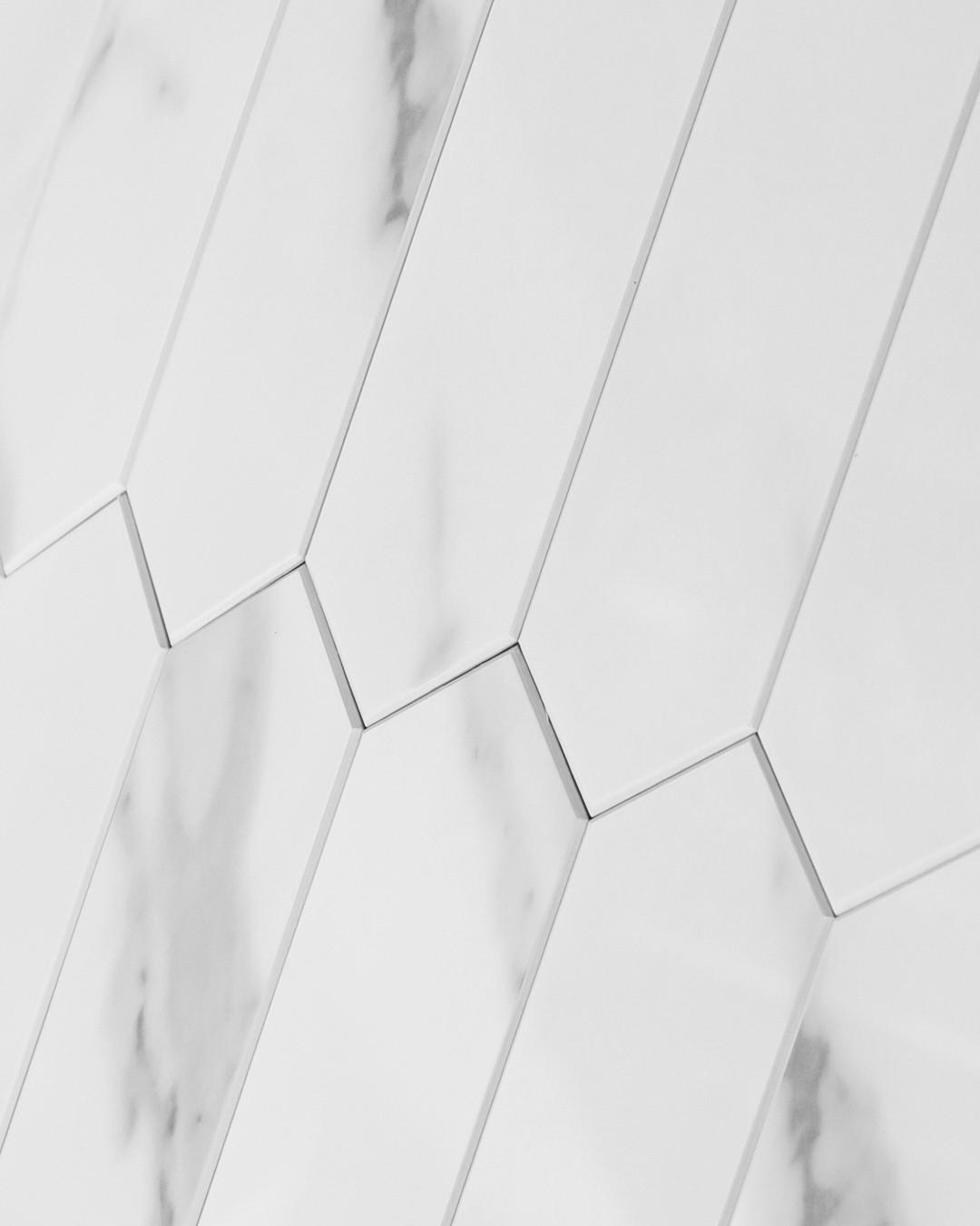 FLIESENAUFKLEBER 1 Stück 30,5 x 30,5 cm Selbstklebende Fliesen - Fico Marfil - Weiß/Grau, Kunststoff (30.5/0.3/30.5cm) - Mazovia