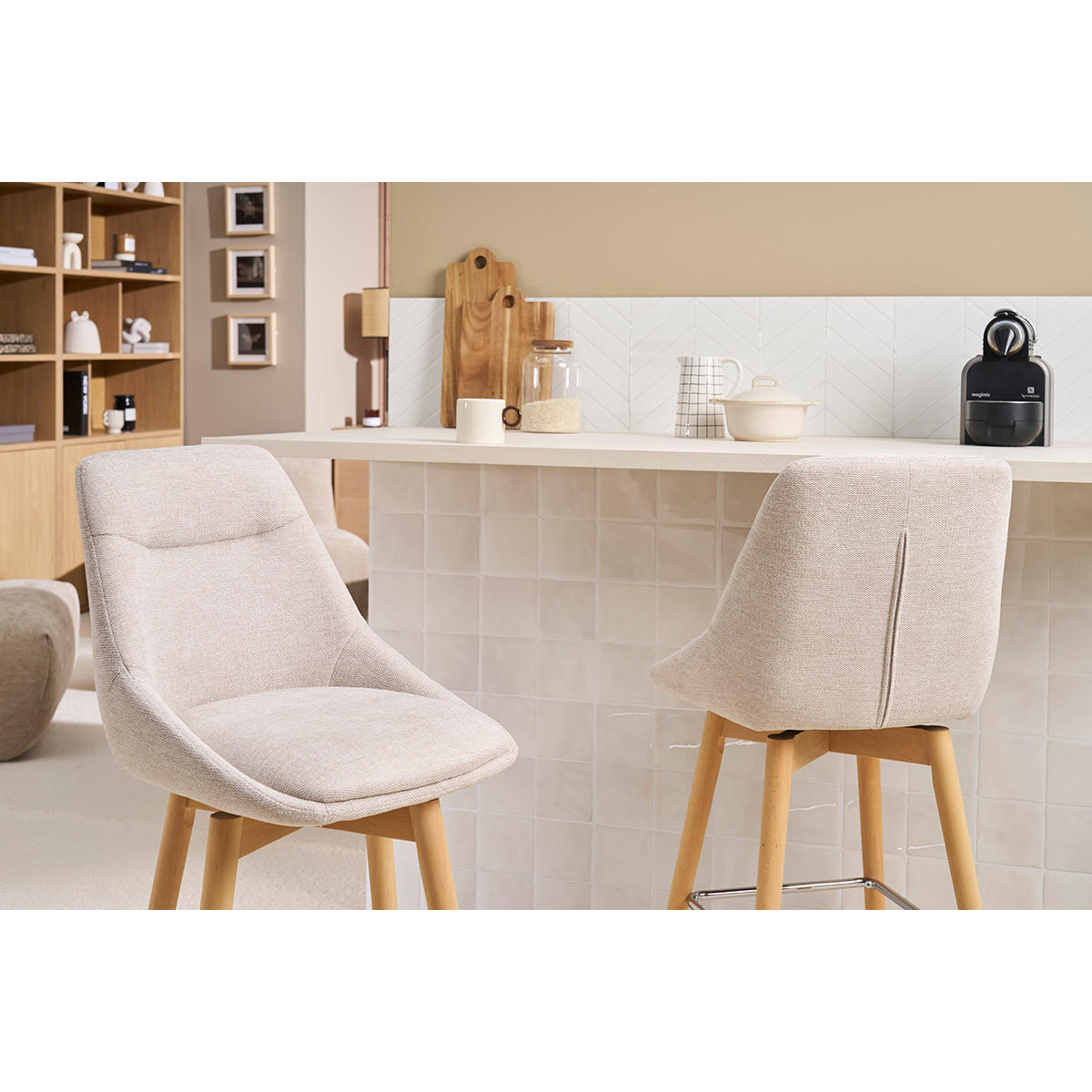 BARHOCKER, 360° drehbar, aus strukturiertem Samt-Effekt Stoff in Beige und hellem Holz H65 cm (2er-Set) ALESS - Beige, Textil (52.5/95.5/49.5cm) - Miliboo