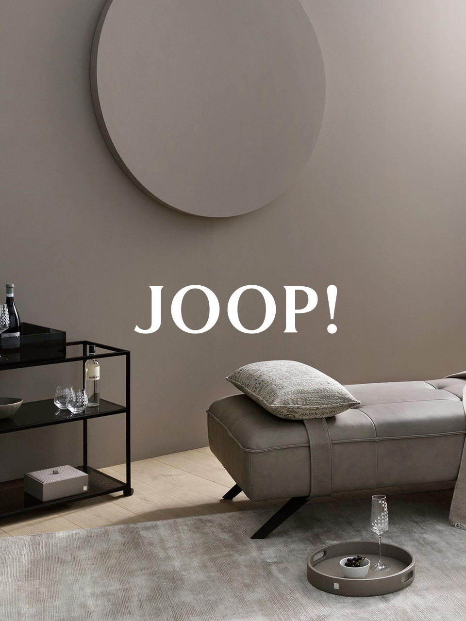 JOOP! Wohnzimmer mit Couch und Tablett