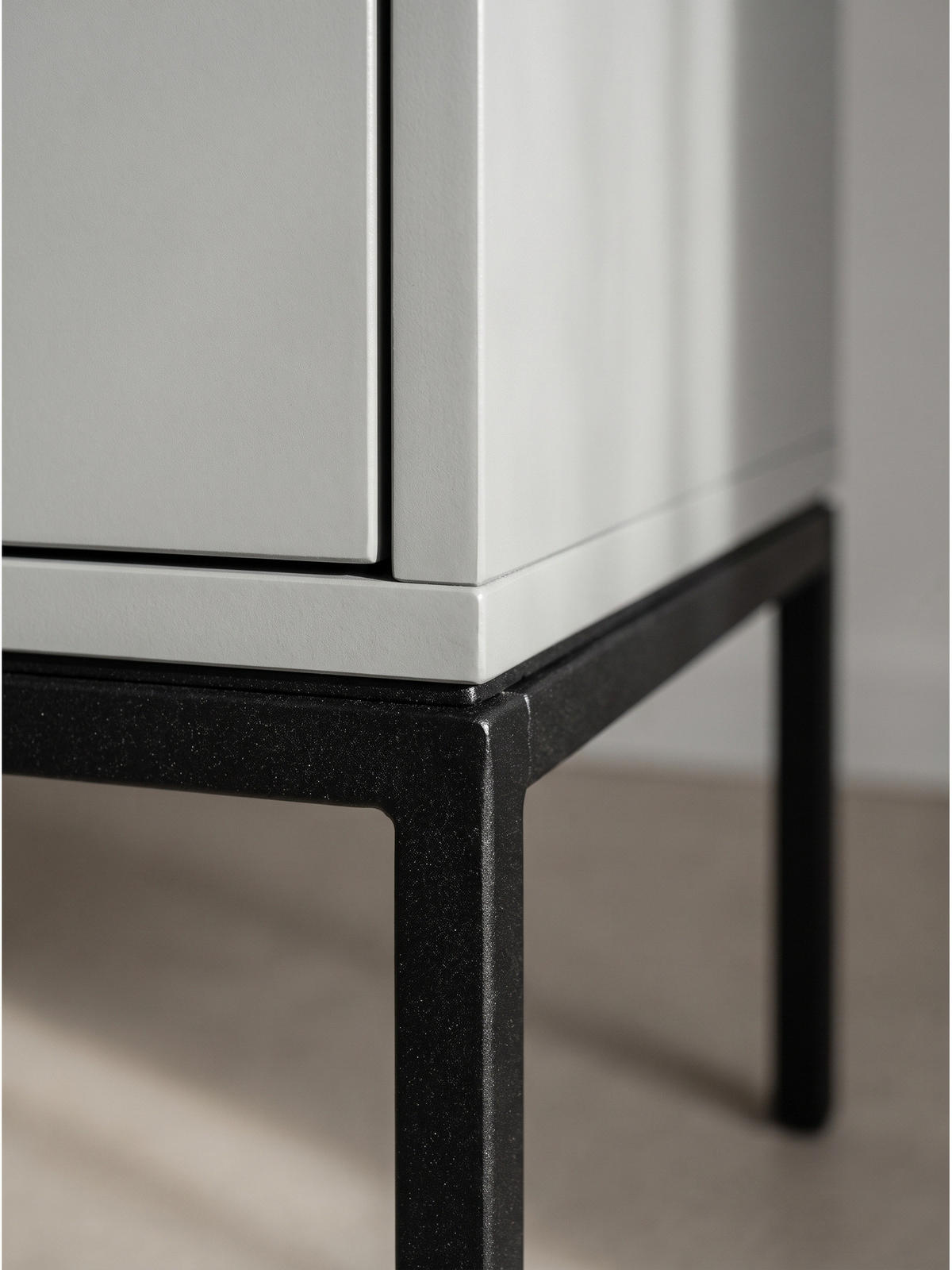 LOWBOARD GAETA, MDF, Hellgrau, 150 x 37 x 46 cm - Schwarz/Grau, Holzwerkstoff/Metall (150/46/37cm) - KADIMA DESIGN