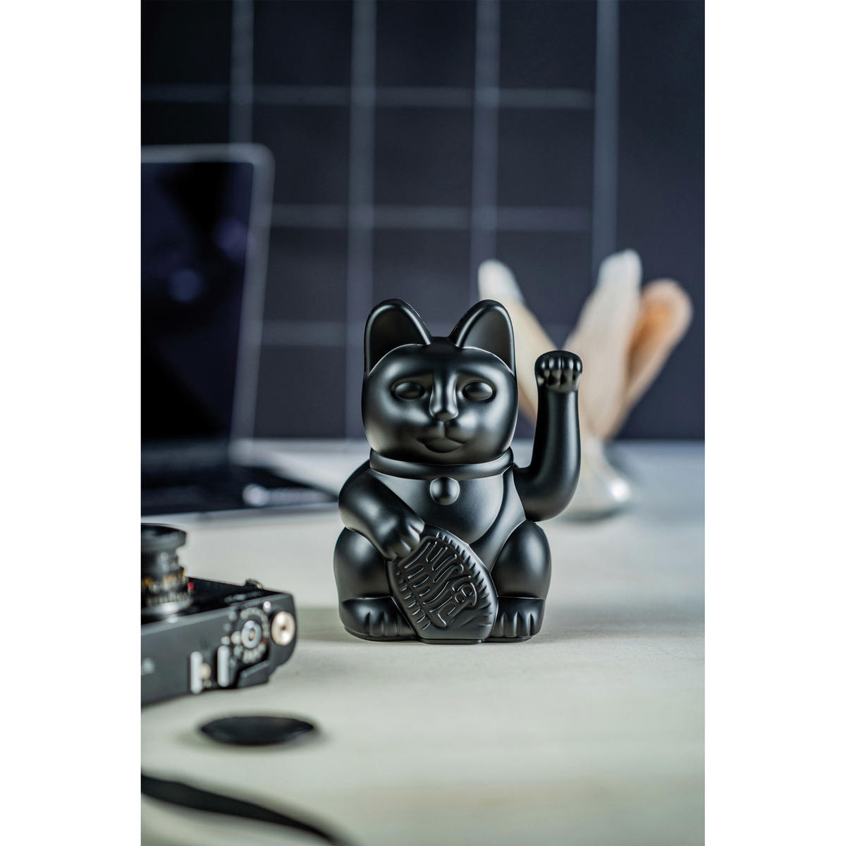 WINKEKATZE Lucky Cat Maneki Neko, Kunststoff, Black, 15 cm - Schwarz, Kunststoff (10.5/15/8.5cm) - Donkey Products