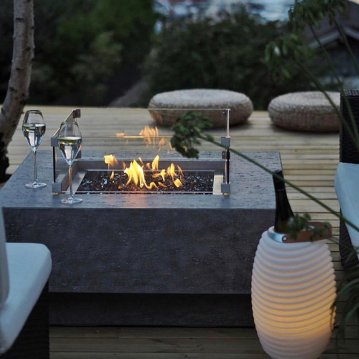 FEUERTISCH Manhattan Gasfeuerstelle aus GF-Beton - 4-tlg. Set inkl. Glasumrandung, Brennerabdeckung und Gasflaschen-Abdeckung - Hellgrau, Naturmaterialien (91/40/91cm) - Elementi