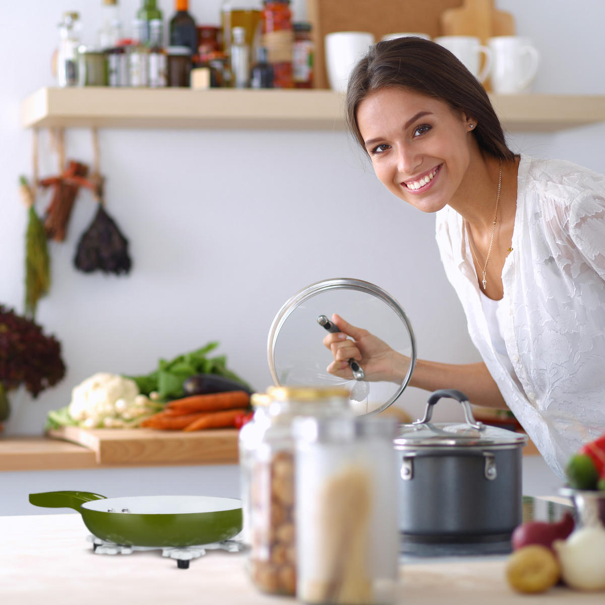 2XPODSTAVEC pod hrnce - biela, kov (18/18cm) - Relaxdays