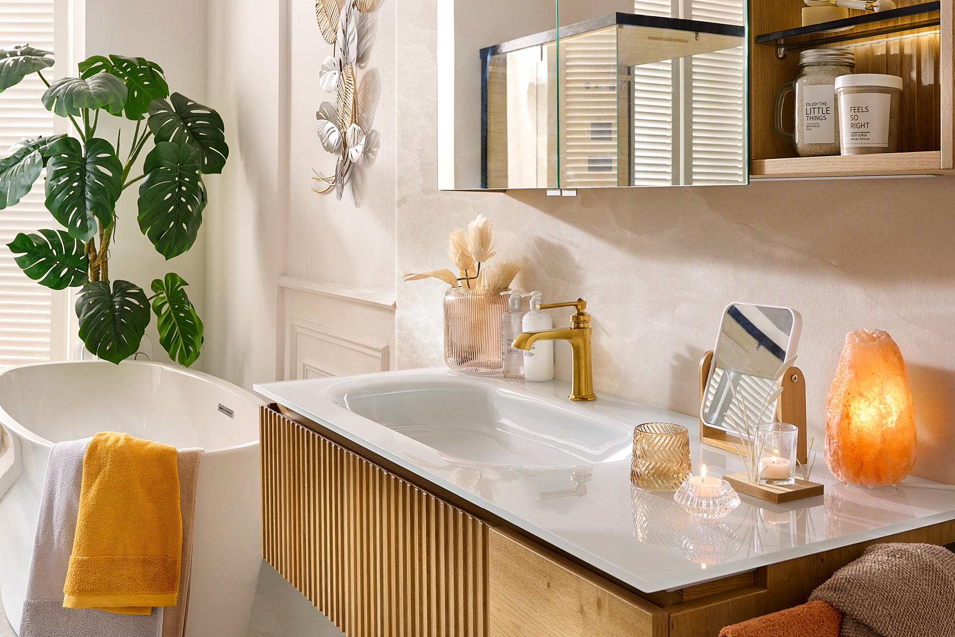 Badezimmer in weiß und aus holz mit weißen und orangefarbenen Wohnaccessoires