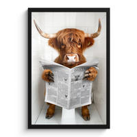 GERAHMTES BILD Schottisches Hochlandrind - Tier - Zeitung - Toilette 40x60 cm - Kastanienfarben, Papier (40/60cm) - MuchoWow